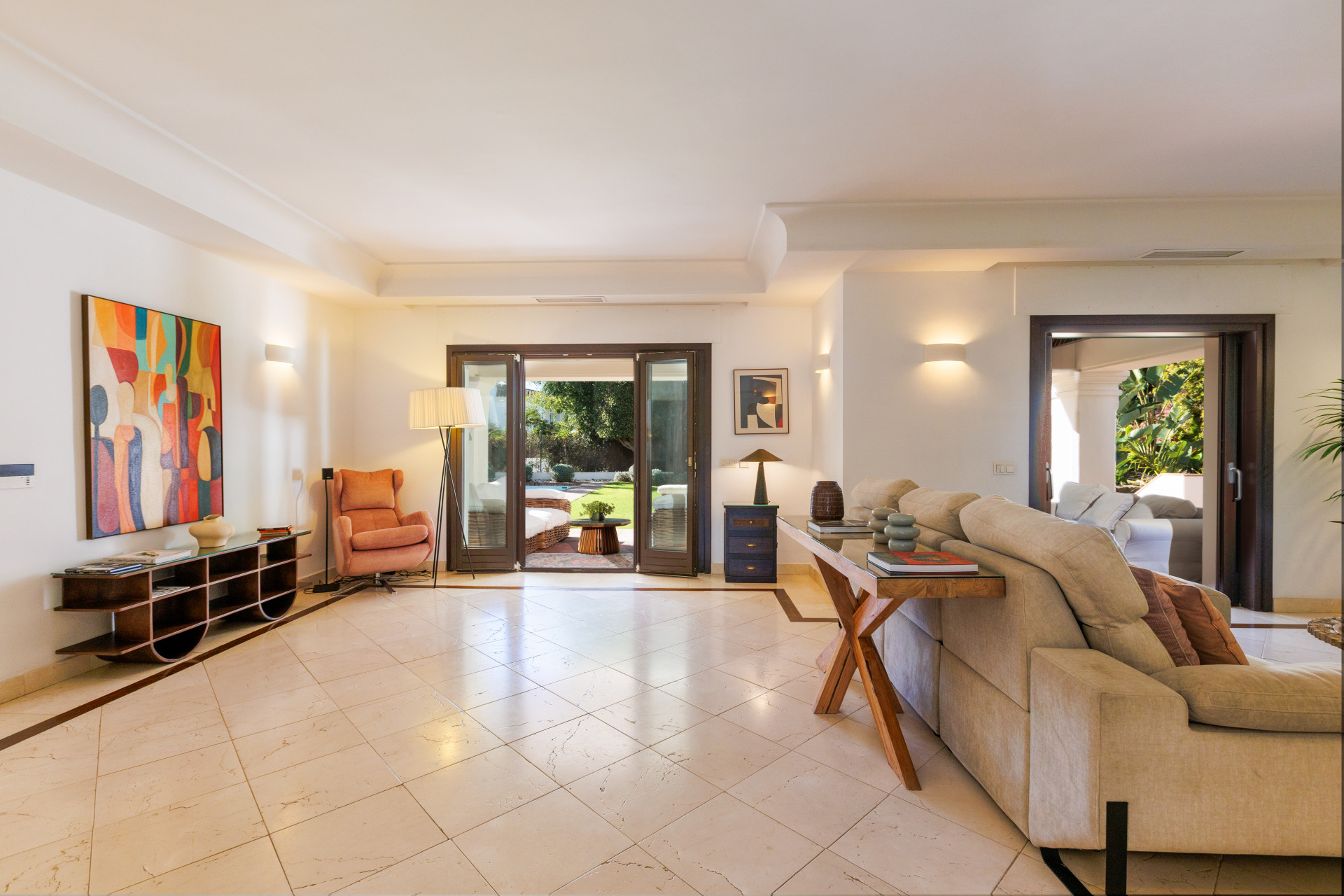 Beachside <b>Villa</b> in excellent conditions in Estepona East, <b>Estepona</b> - 3