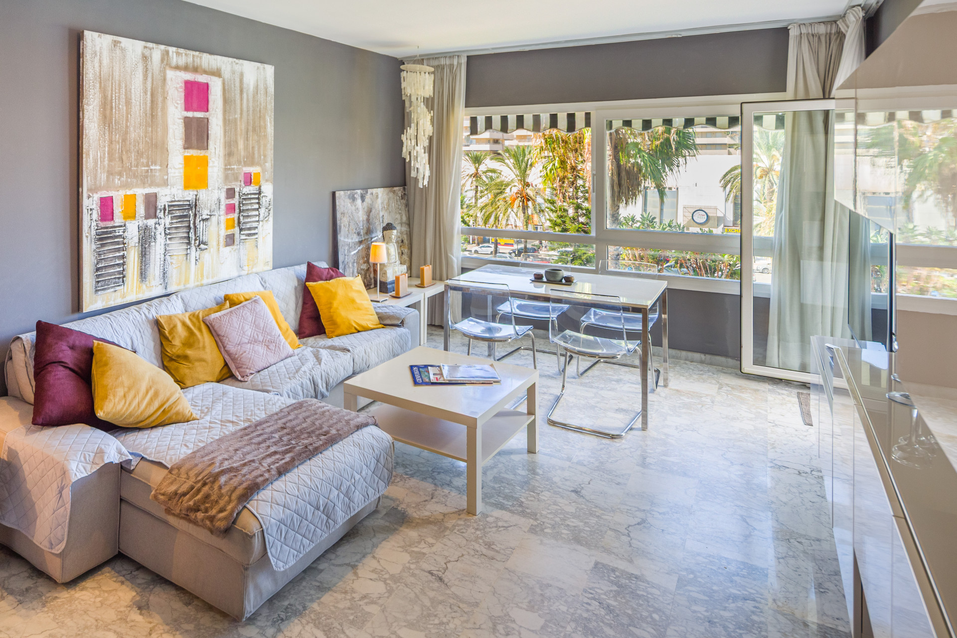 Beachside <b>Apartment</b> with sea views in Playa Rocio, <b>Puerto Banus, Marbella</b> - 2