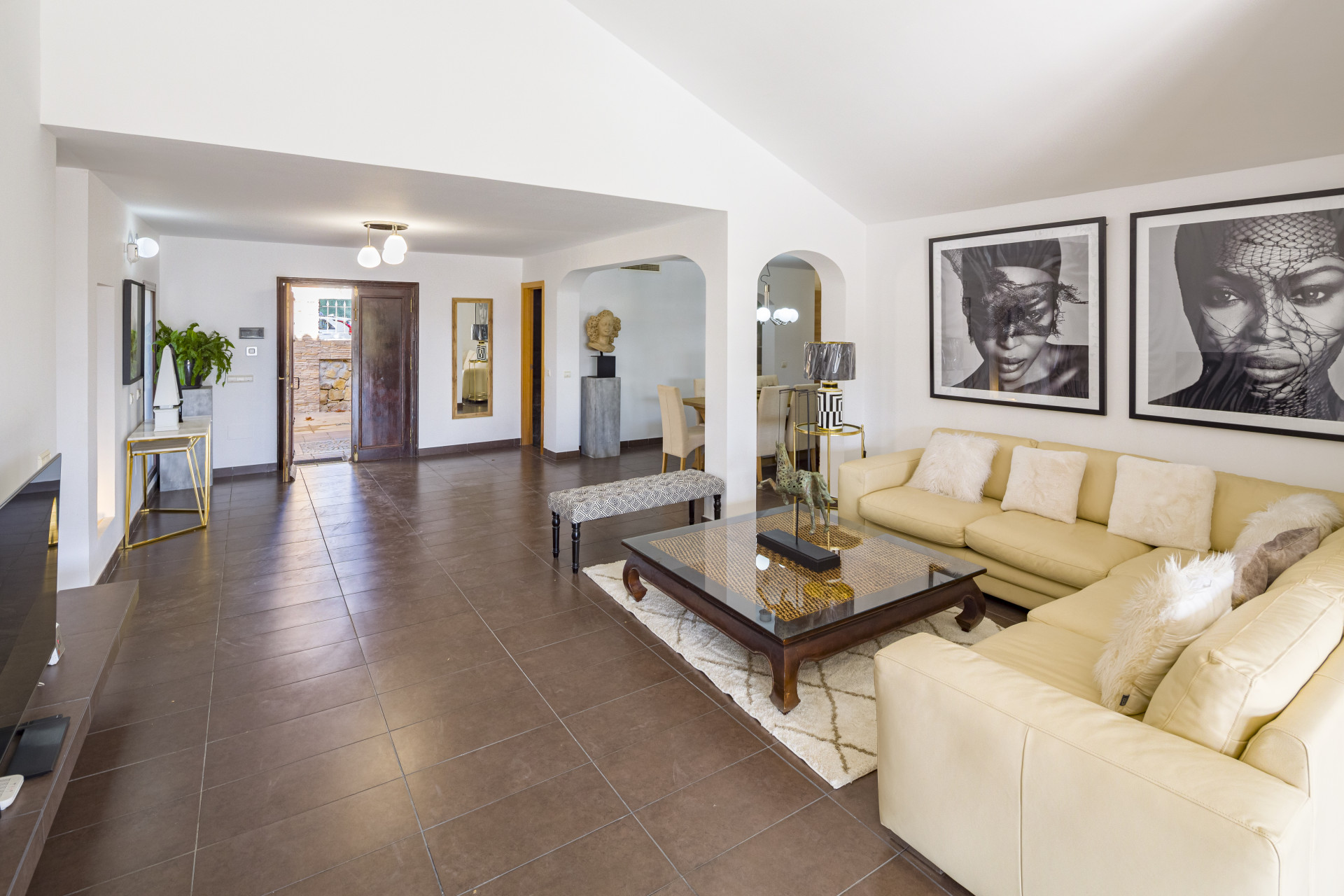 Excelente <b>Villa</b> con vistas al mar en Oasis de Marbella, <b>Marbella Golden Mile</b> - 2