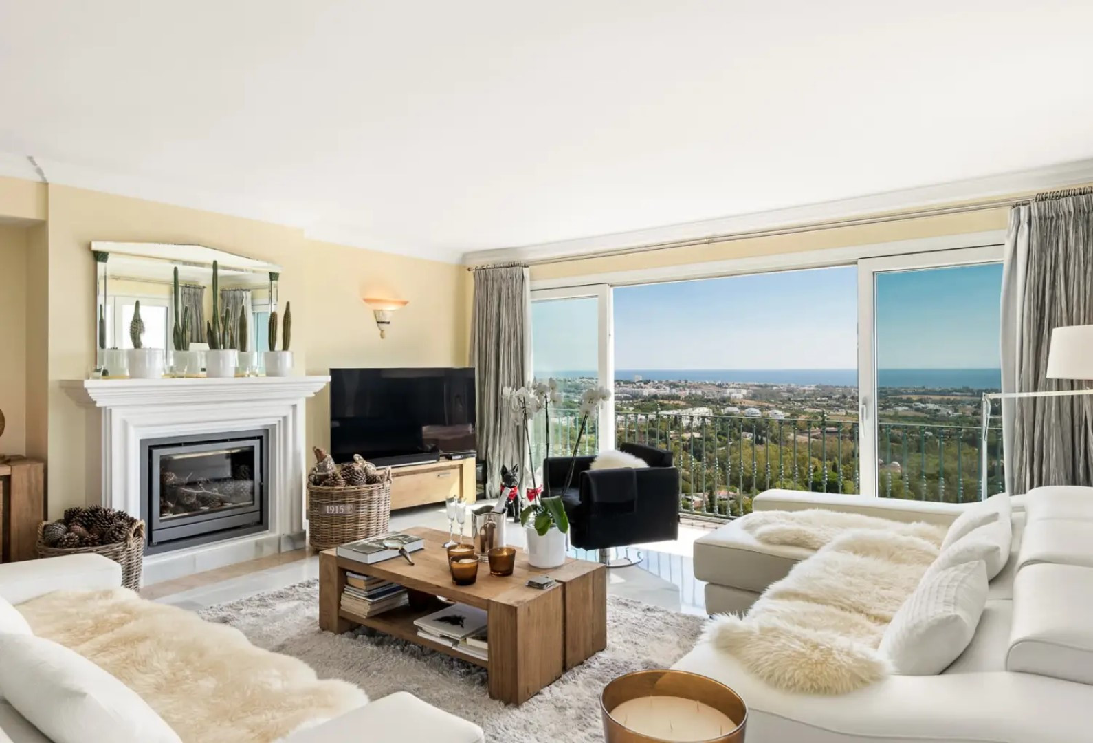 Excelente <b>Ático Duplex</b> con vistas panorámicas al mar en Monte Halcones, <b>Benahavis</b> - 2