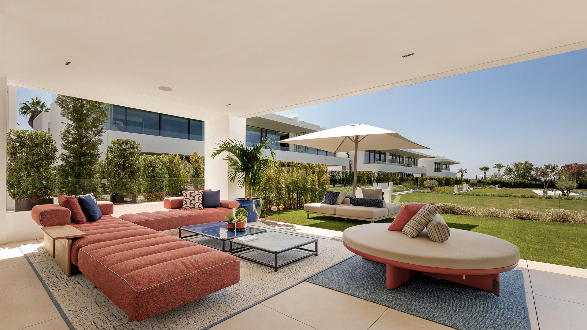Beachside <b>Semi Detached Villa</b> with panoramic sea views in <b>Marbella Golden Mile</b> - 4