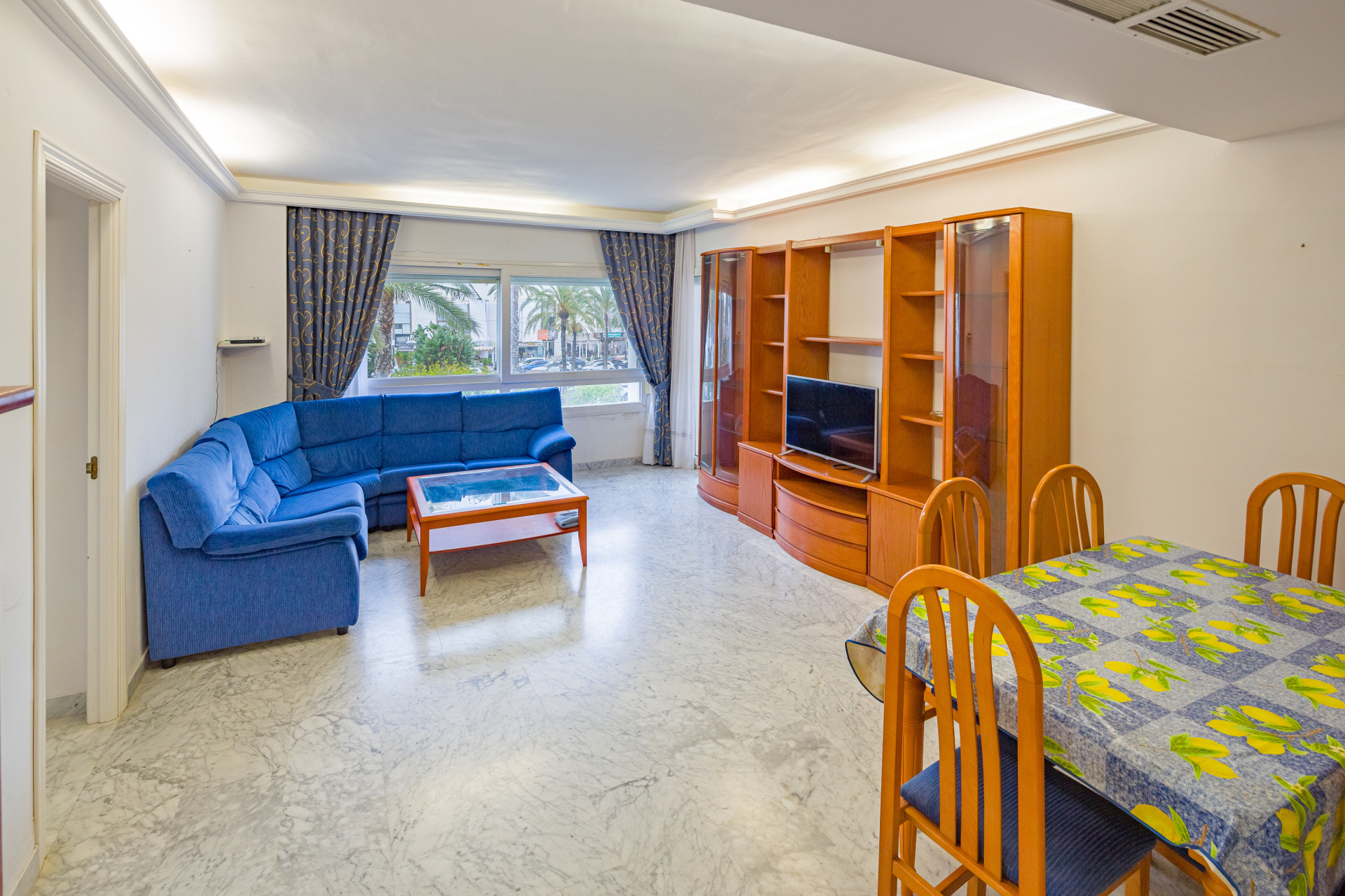 Beachside <b>Apartment</b> with sea views in Playa Rocio, <b>Puerto Banus, Marbella</b> - 2