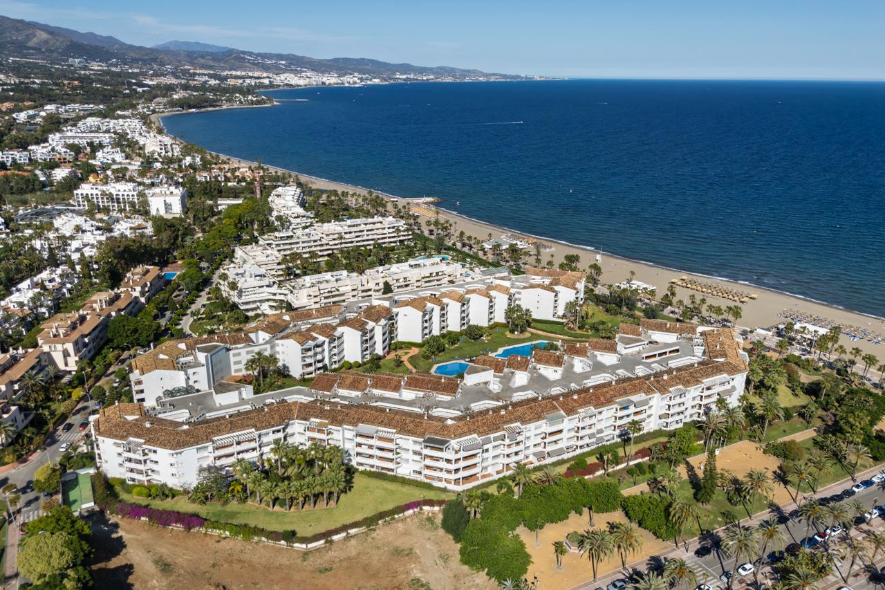 Beachside <b>Apartment</b> with sea views in Playa Rocio, <b>Puerto Banus, Marbella</b> - 2