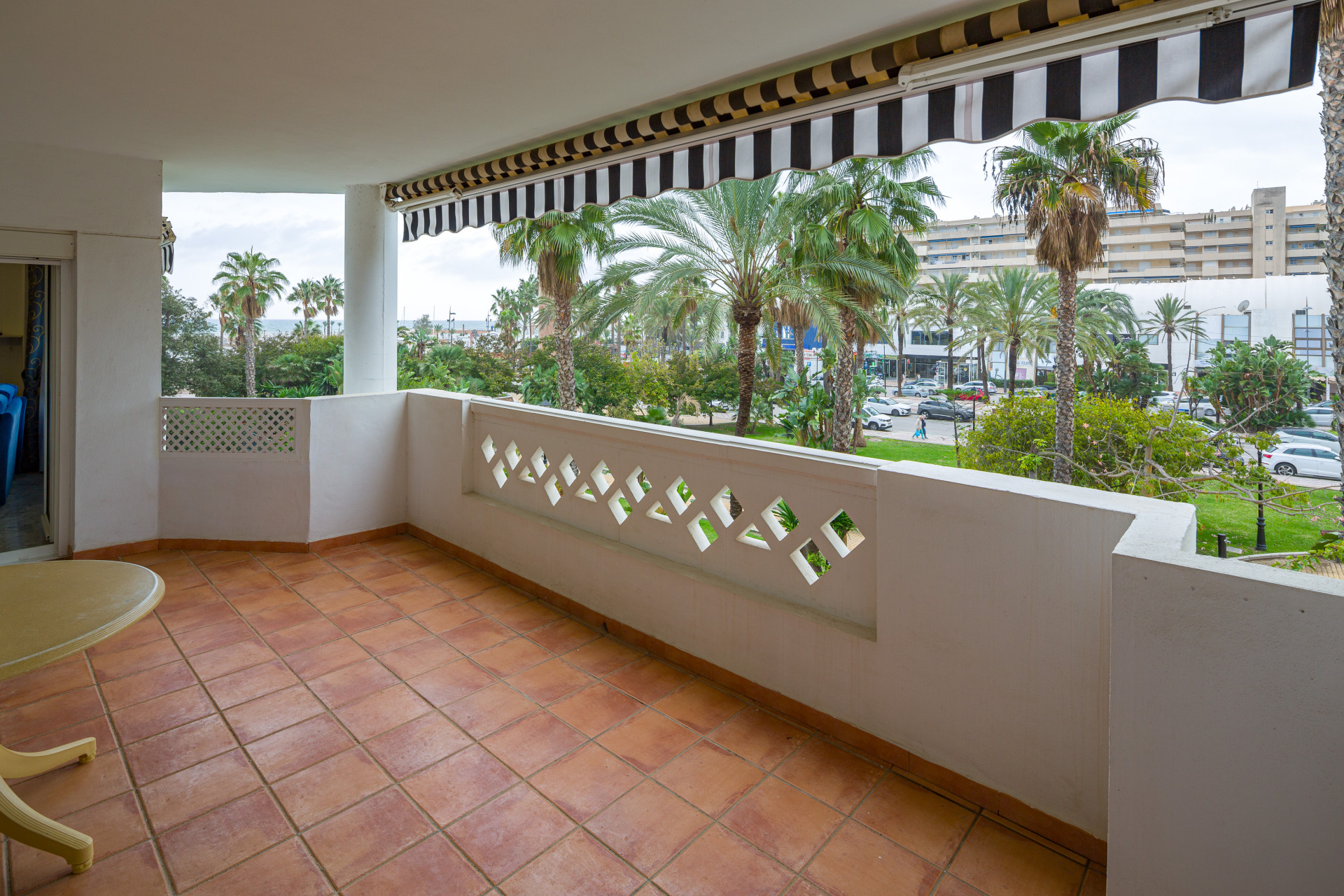 Beachside <b>Apartment</b> with sea views in Playa Rocio, <b>Puerto Banus, Marbella</b> - 3