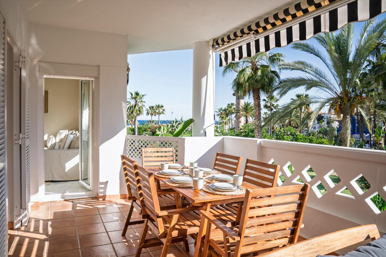 Beachside <b>Apartment</b> with sea views in Playa Rocio, <b>Puerto Banus, Marbella</b> - 3