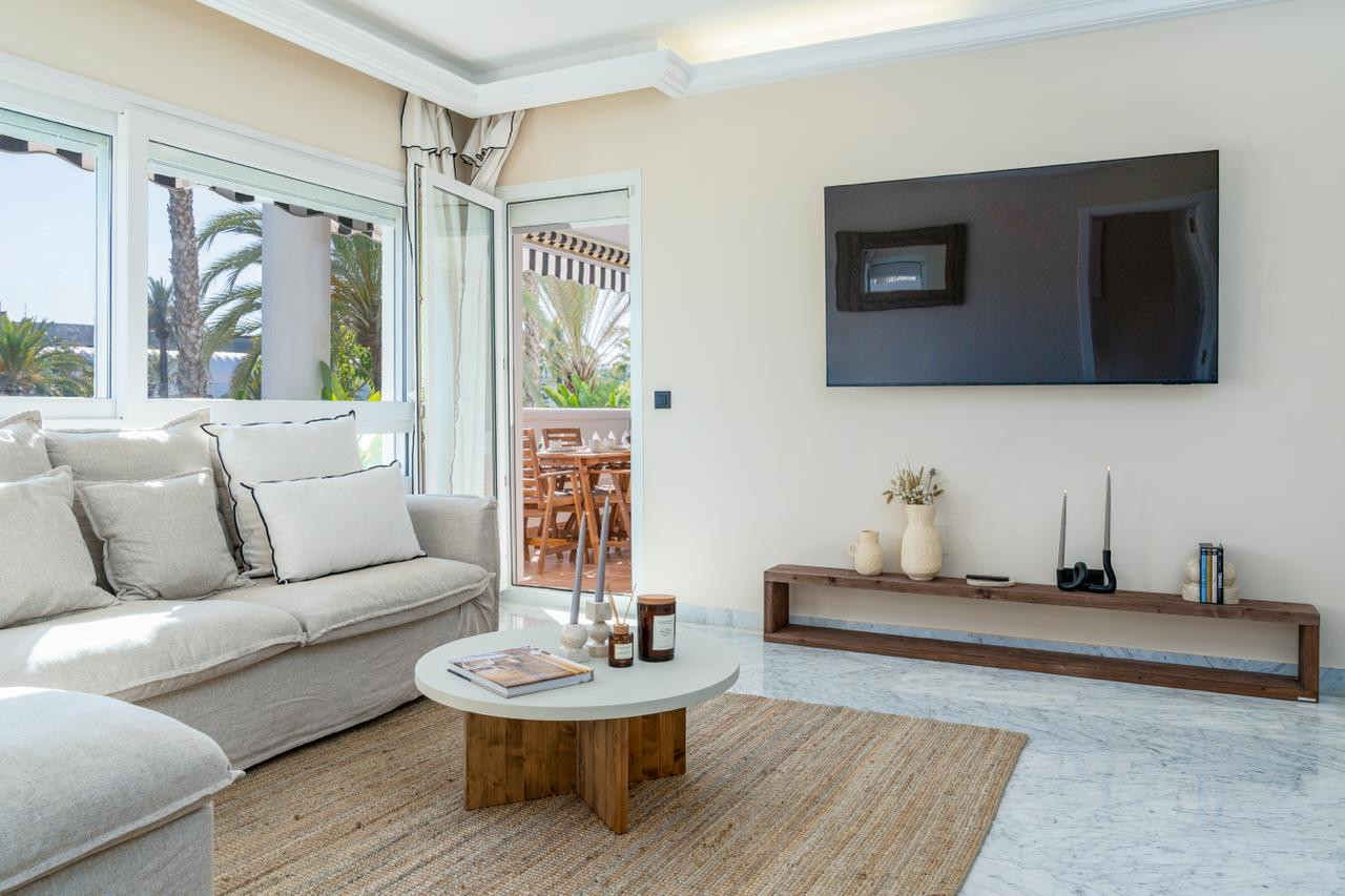 Beachside <b>Apartment</b> with sea views in Playa Rocio, <b>Puerto Banus, Marbella</b> - 4