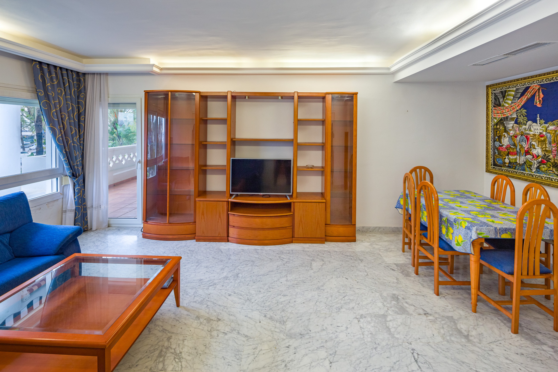 Beachside <b>Apartment</b> with sea views in Playa Rocio, <b>Puerto Banus, Marbella</b> - 4