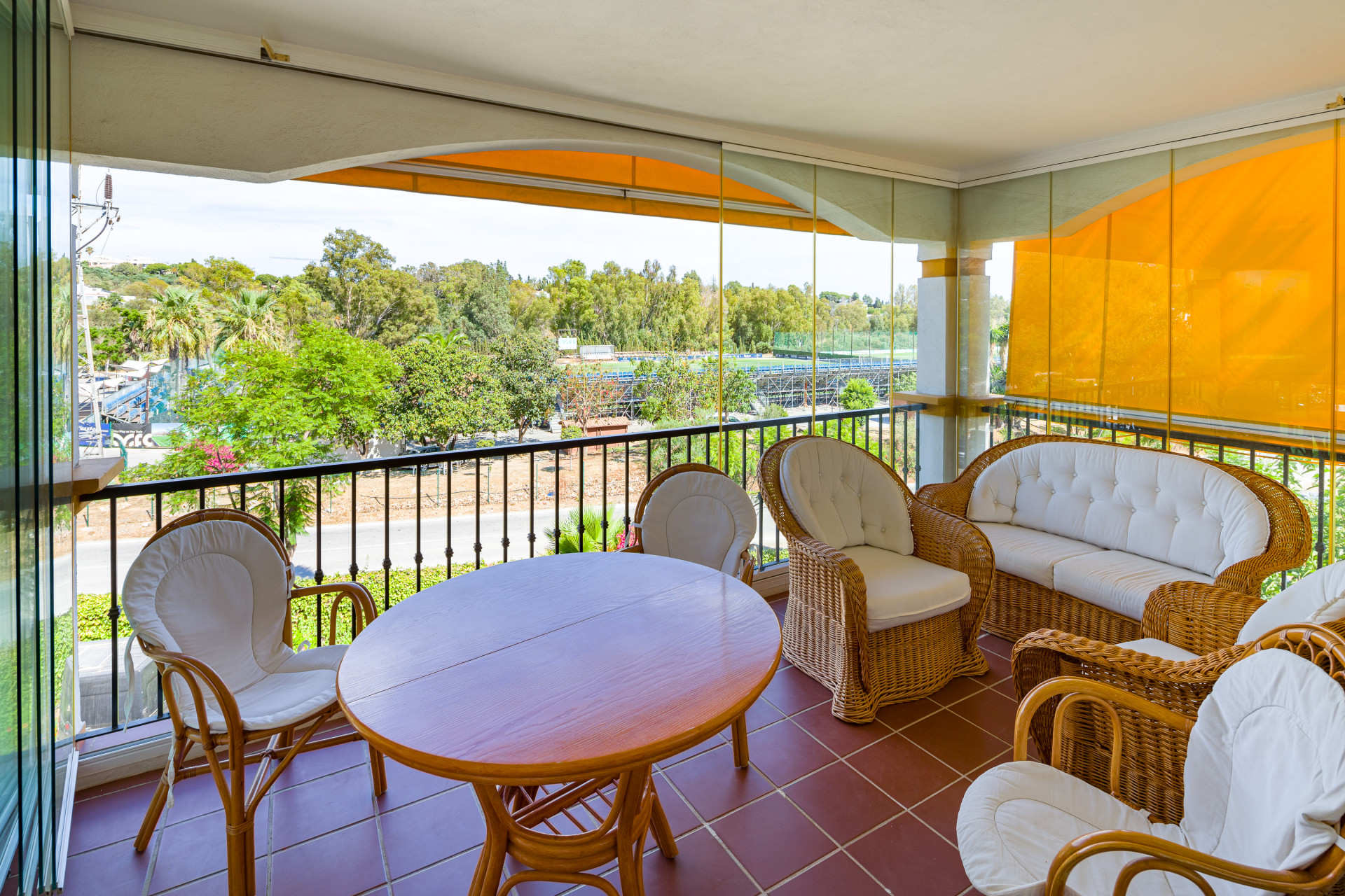 Frontline golf <b>Apartment</b> with panoramic mountain views in La Dama de Noche, <b>Nueva Andalucia</b> - 2