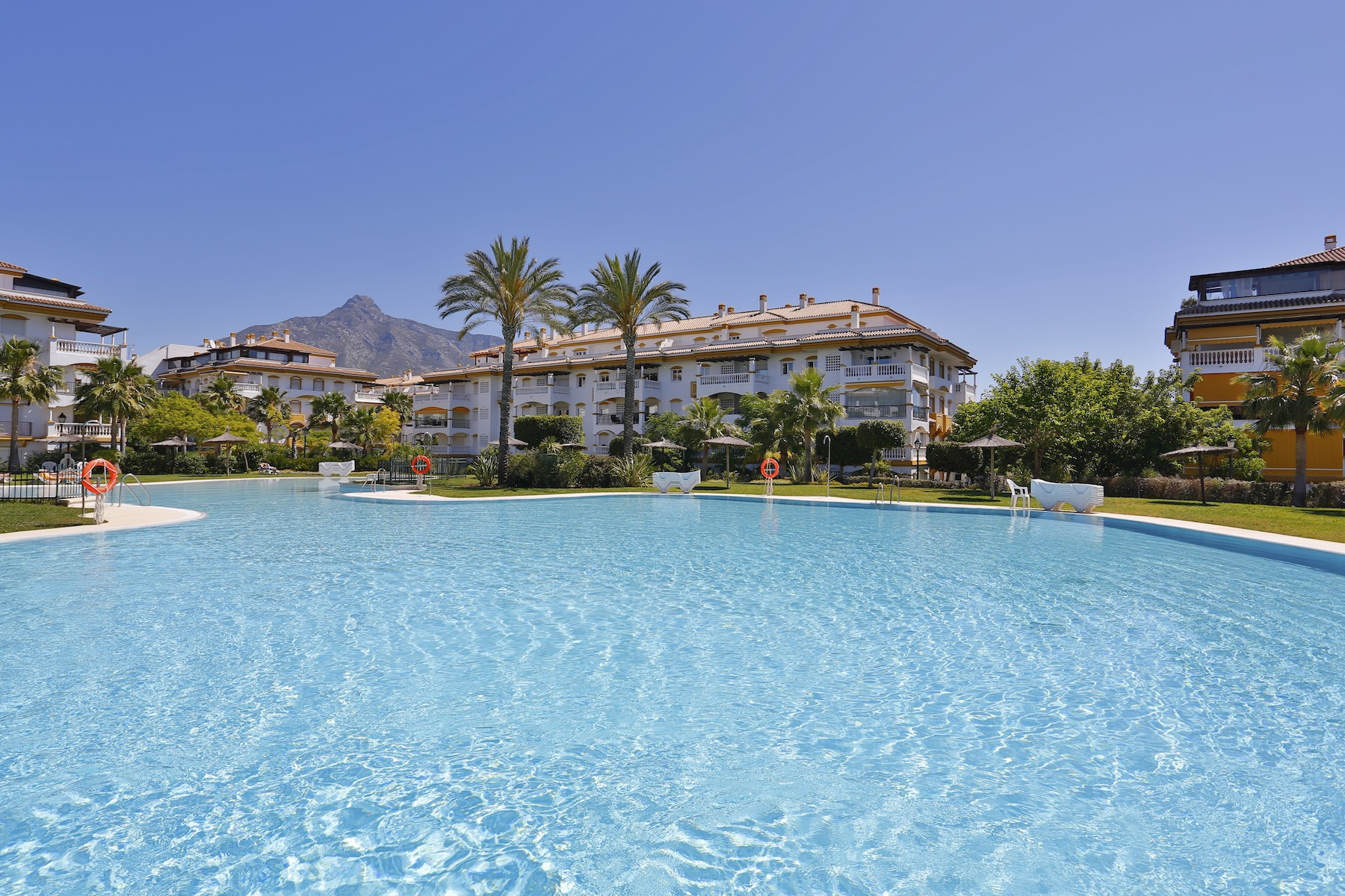 Frontline golf <b>Apartment</b> with panoramic mountain views in La Dama de Noche, <b>Nueva Andalucia</b> - 4