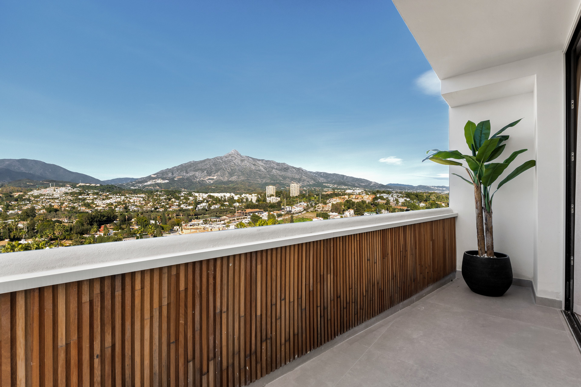 <b>Penthouse</b> with panoramic sea views in Jardines de Andalucia, <b>Nueva Andalucia</b> - 2