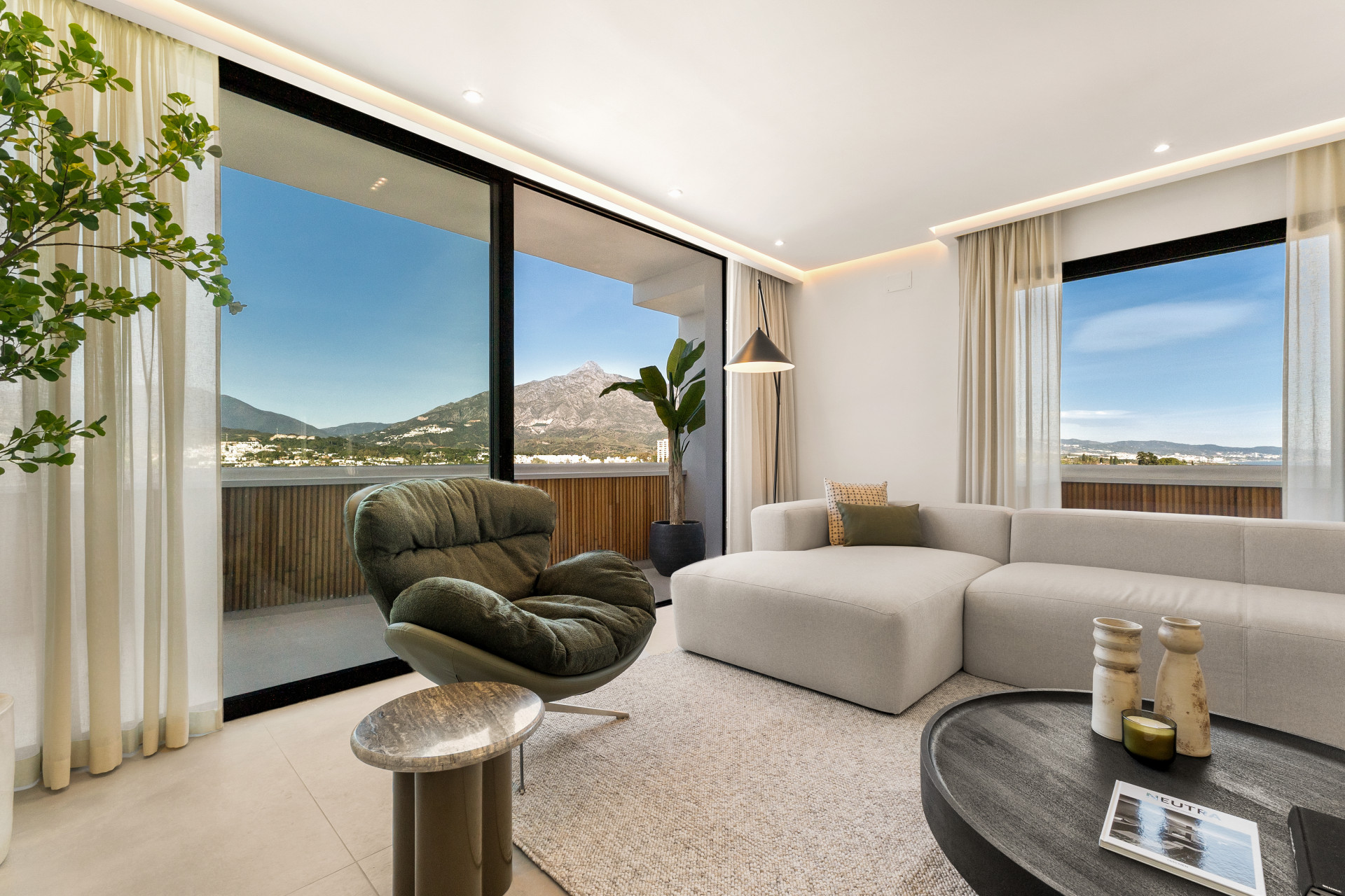 <b>Penthouse</b> with panoramic sea views in Jardines de Andalucia, <b>Nueva Andalucia</b> - 3