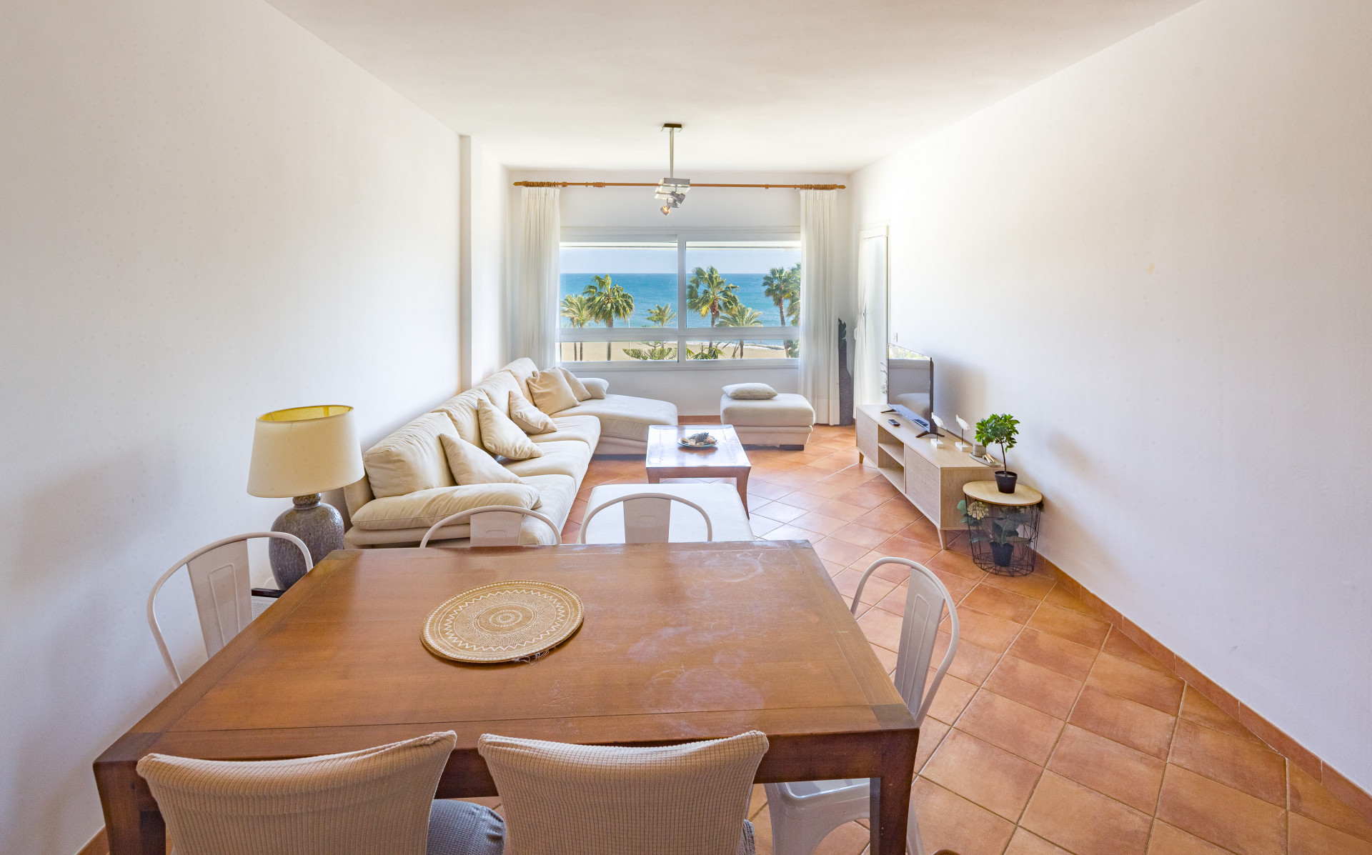 Excelente <b>Apartamento</b> en primera línea de playa en <b>Puerto Banus, Marbella</b> - 4