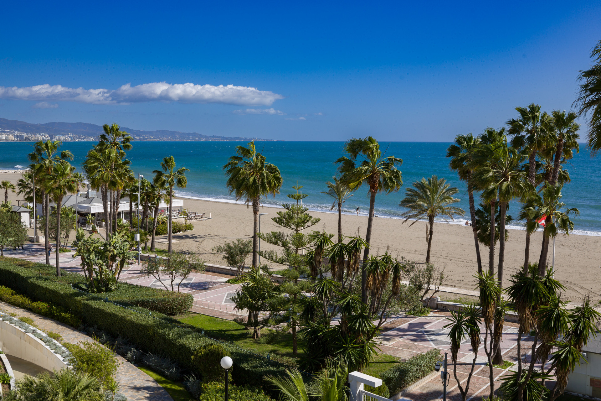 Excelente <b>Apartamento</b> en primera línea de playa en <b>Puerto Banus, Marbella</b> - 3