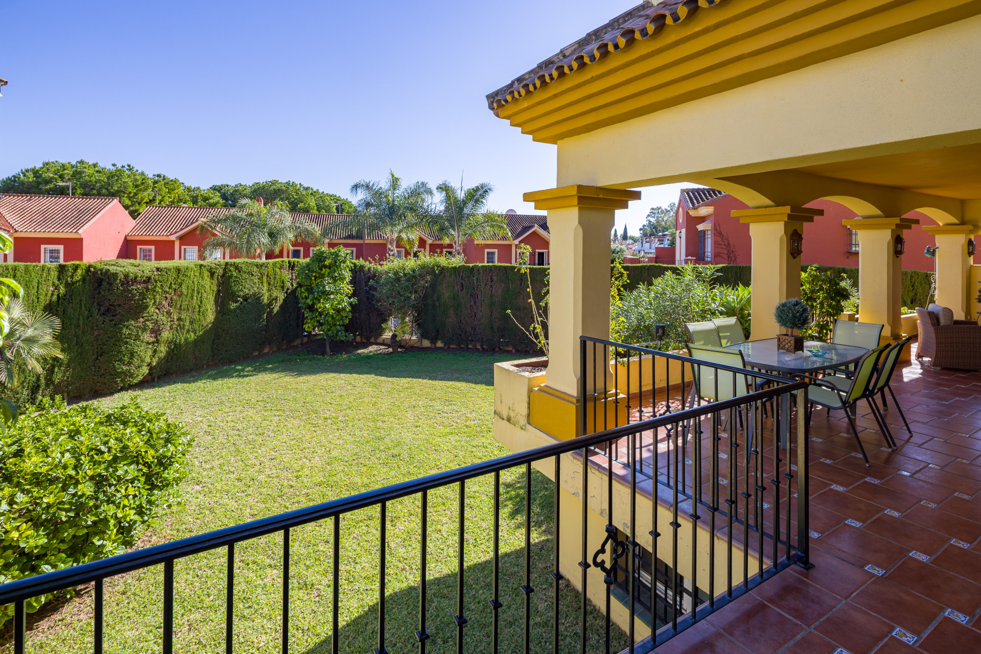 Excelente <b>Villa Adosada</b> con terraza privada en Guadalmina Alta, <b>San Pedro de Alcantara</b> - 2