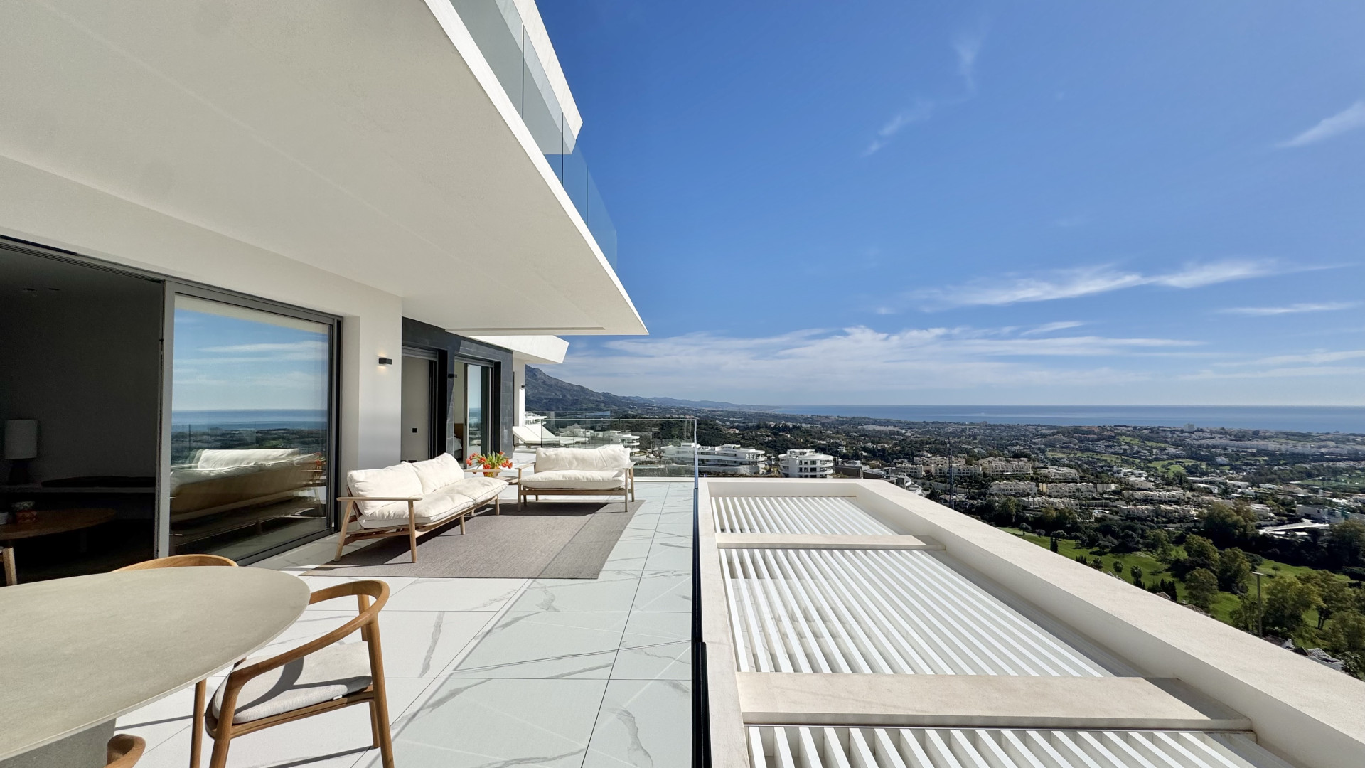 Extraordinario <b>Apartamento</b> con vistas panorámicas al mar en La Quinta, <b>Benahavis</b> - 2