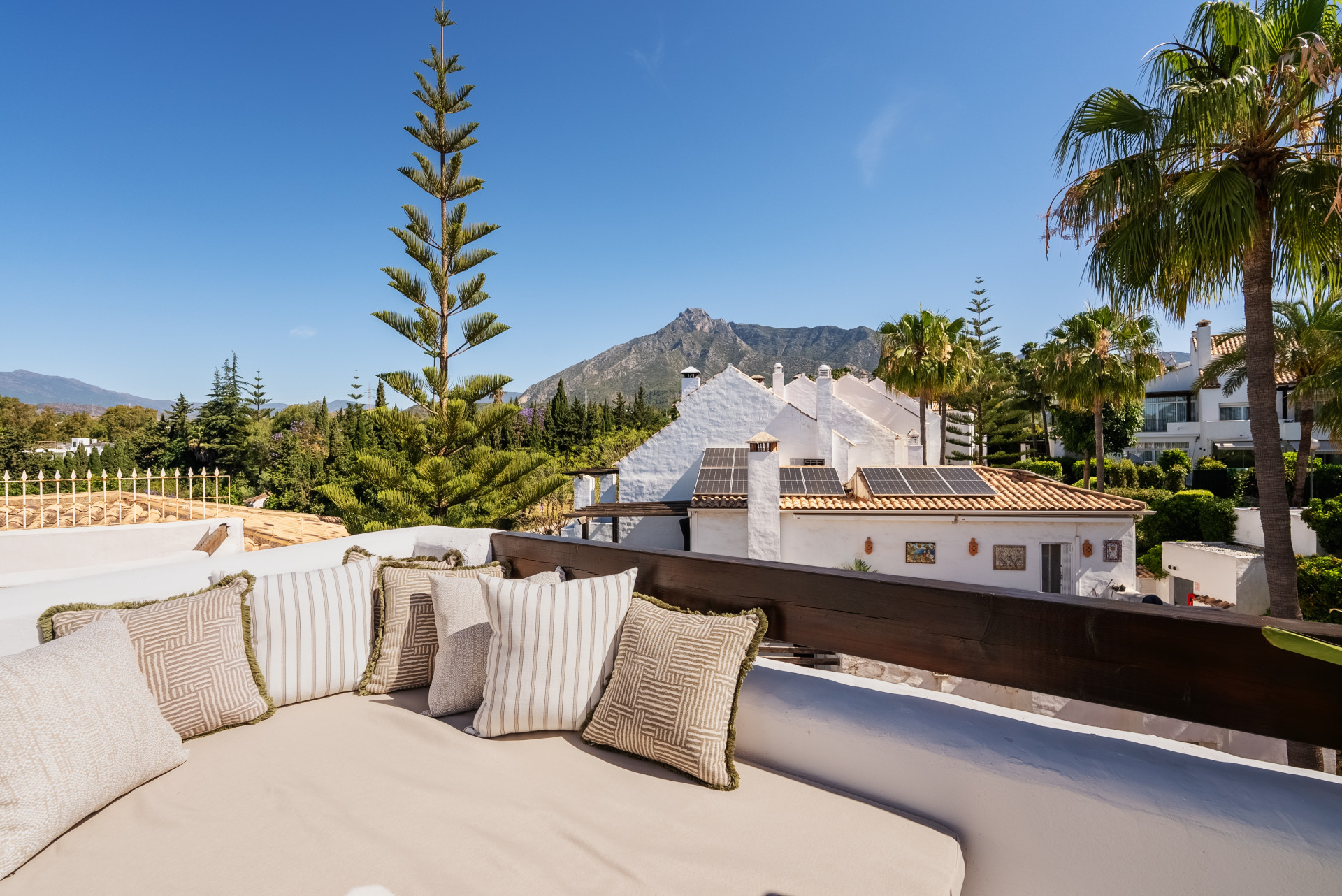<b>Town House</b> with panoramic sea views in Altos de Puente Romano, <b>Marbella Golden Mile</b> - 3