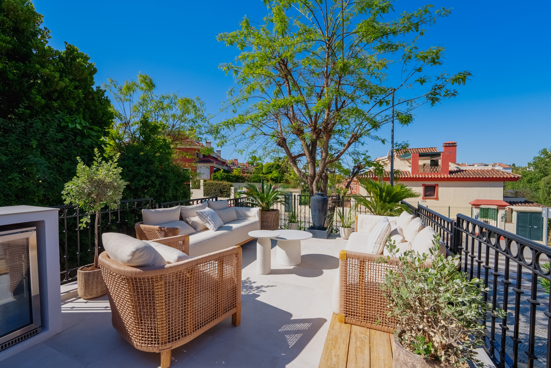 <b>Town House</b> with panoramic sea views in Altos de Puente Romano, <b>Marbella Golden Mile</b> - 2
