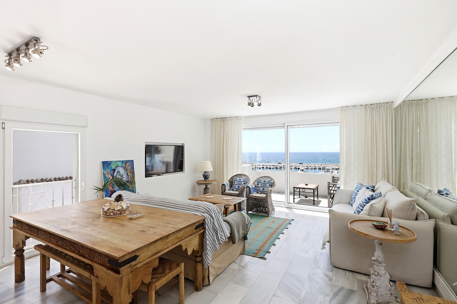 Beachside <b>Apartment</b> with panoramic sea views in Puerto, <b>Puerto Banus, Marbella</b> - 2