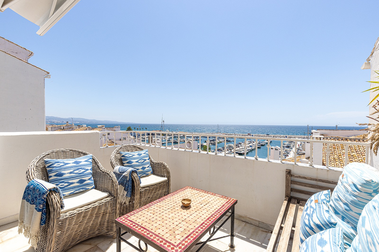 Beachside <b>Apartment</b> with panoramic sea views in Puerto, <b>Puerto Banus, Marbella</b> - 3