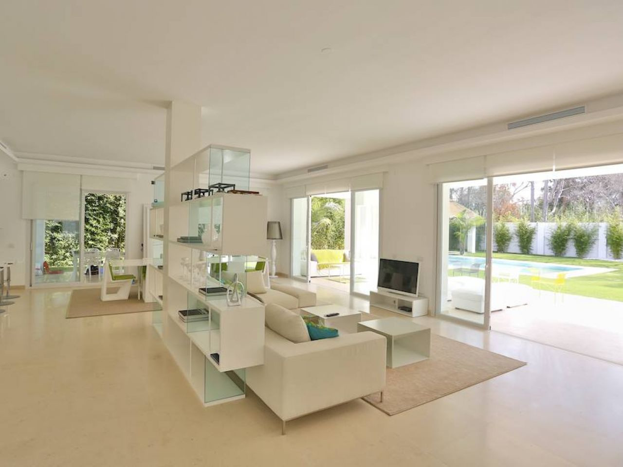 Beachside <b>Villa</b> in Estepona East, <b>Estepona</b> - 3