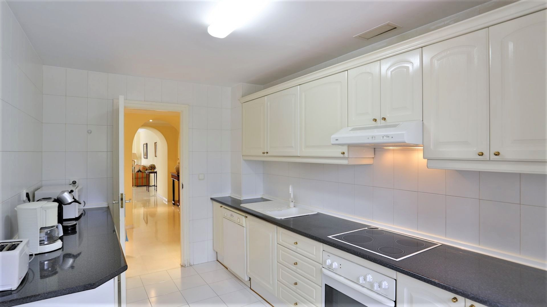 Extraordinario <b>Apartamento</b> junto al mar en Las Gaviotas, <b>Puerto Banus, Marbella</b> - 4