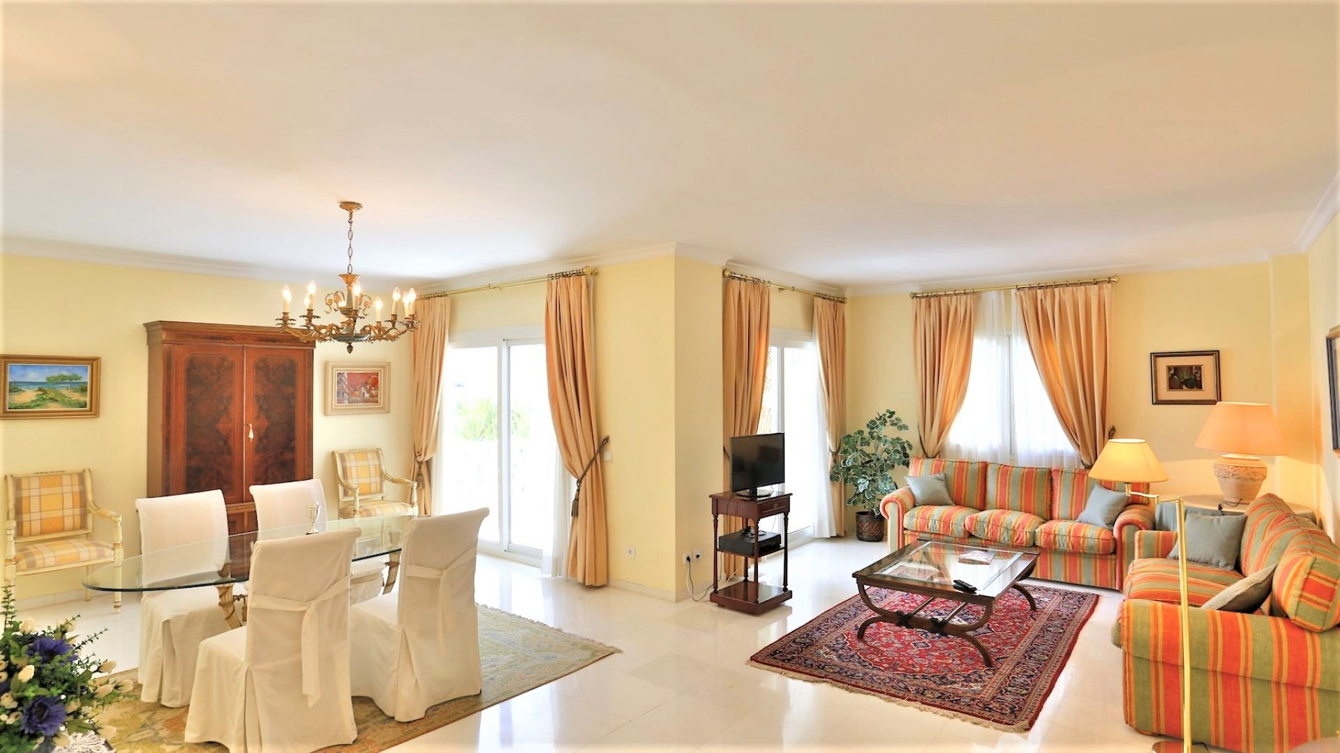 Extraordinario <b>Apartamento</b> junto al mar en Las Gaviotas, <b>Puerto Banus, Marbella</b> - 2