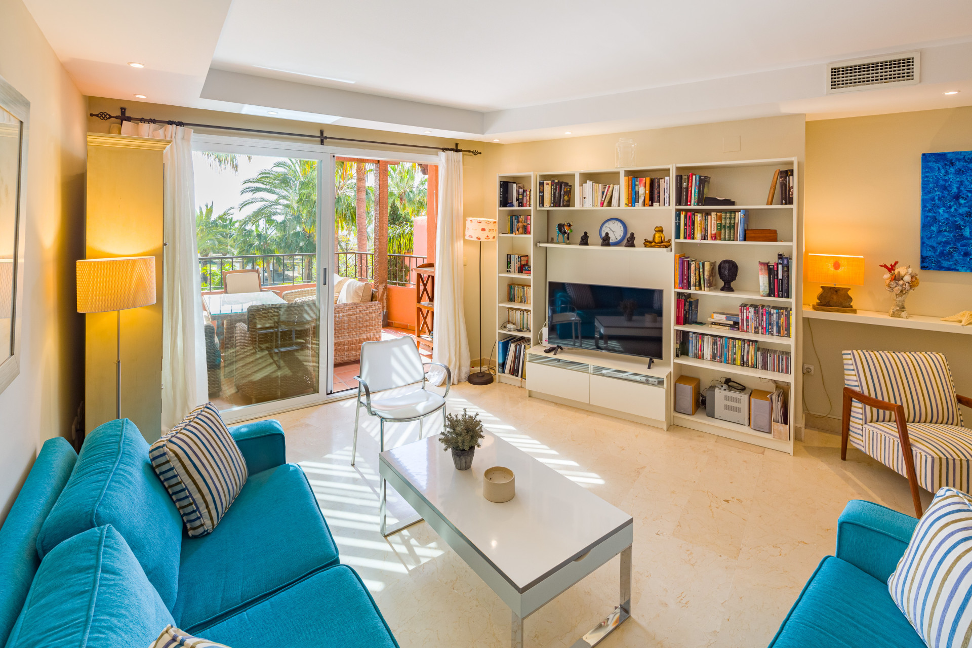 Extraordinario <b>Ático</b> con vistas al mar en Oasis de Marbella, <b>Marbella Golden Mile</b> - 2