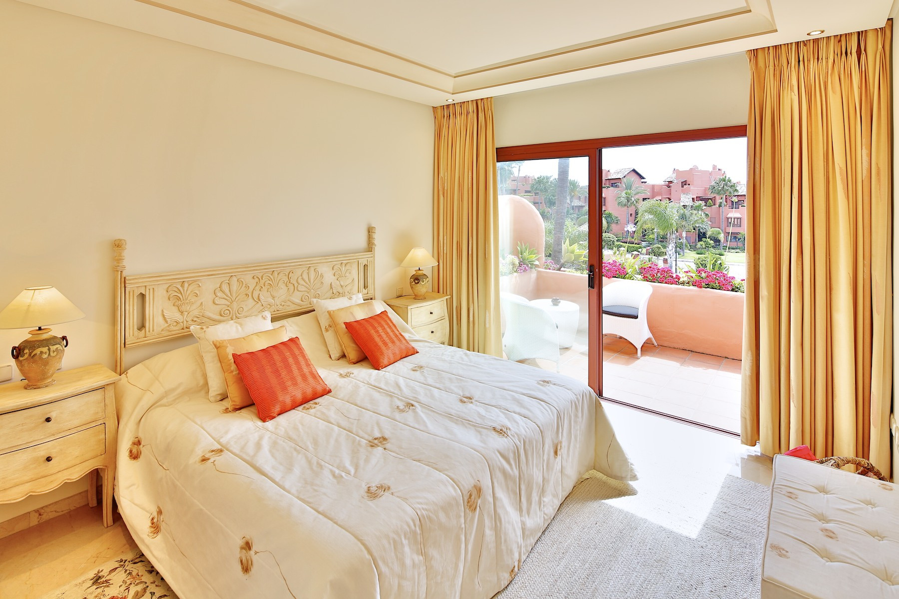 Extraordinario <b>Ático Duplex</b> en primera línea de playa en Estepona East, <b>Estepona</b> - 4