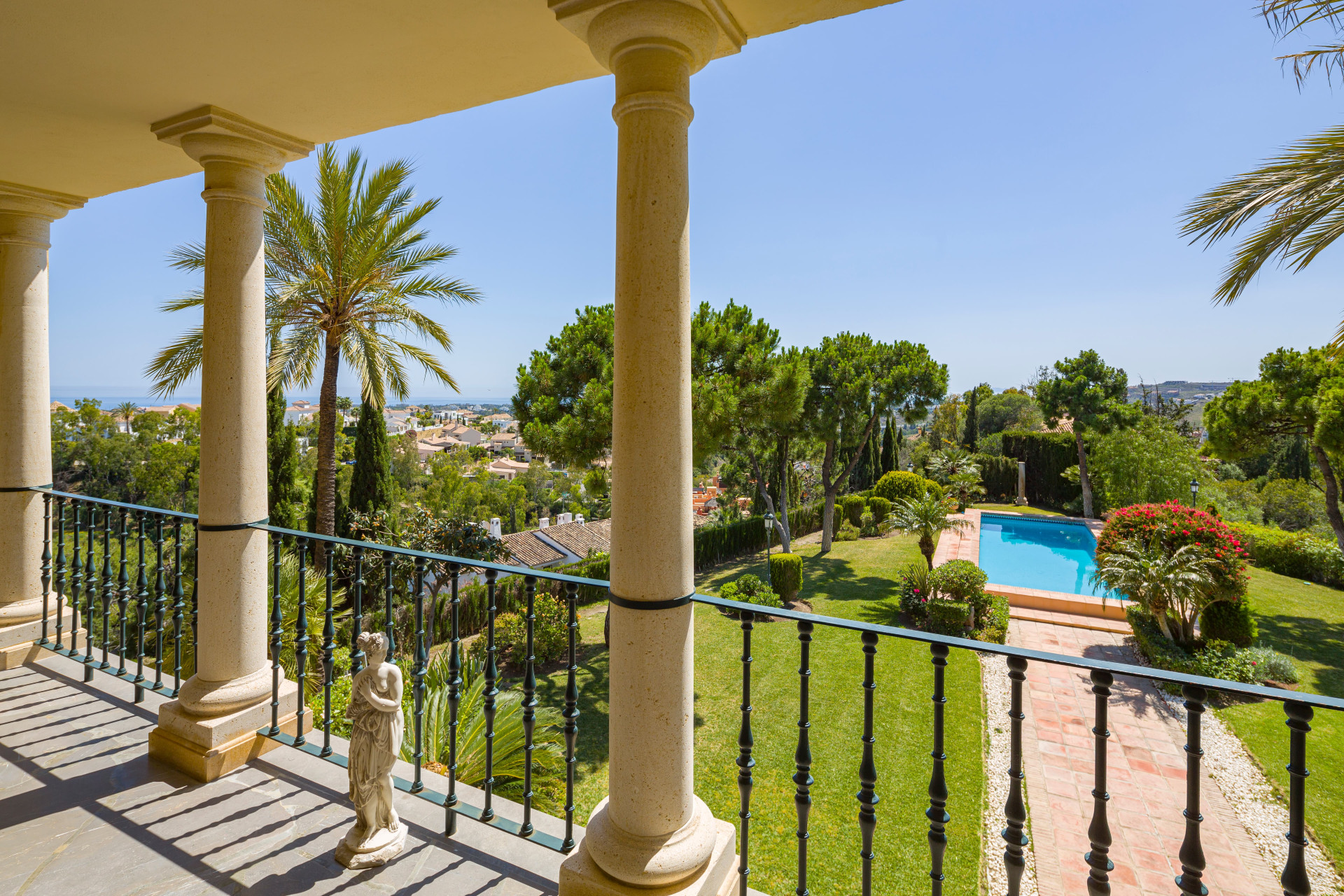 Extraordinaria <b>Villa</b> con vistas panorámicas al mar en Puerto del Almendro, <b>Benahavis</b> - 3