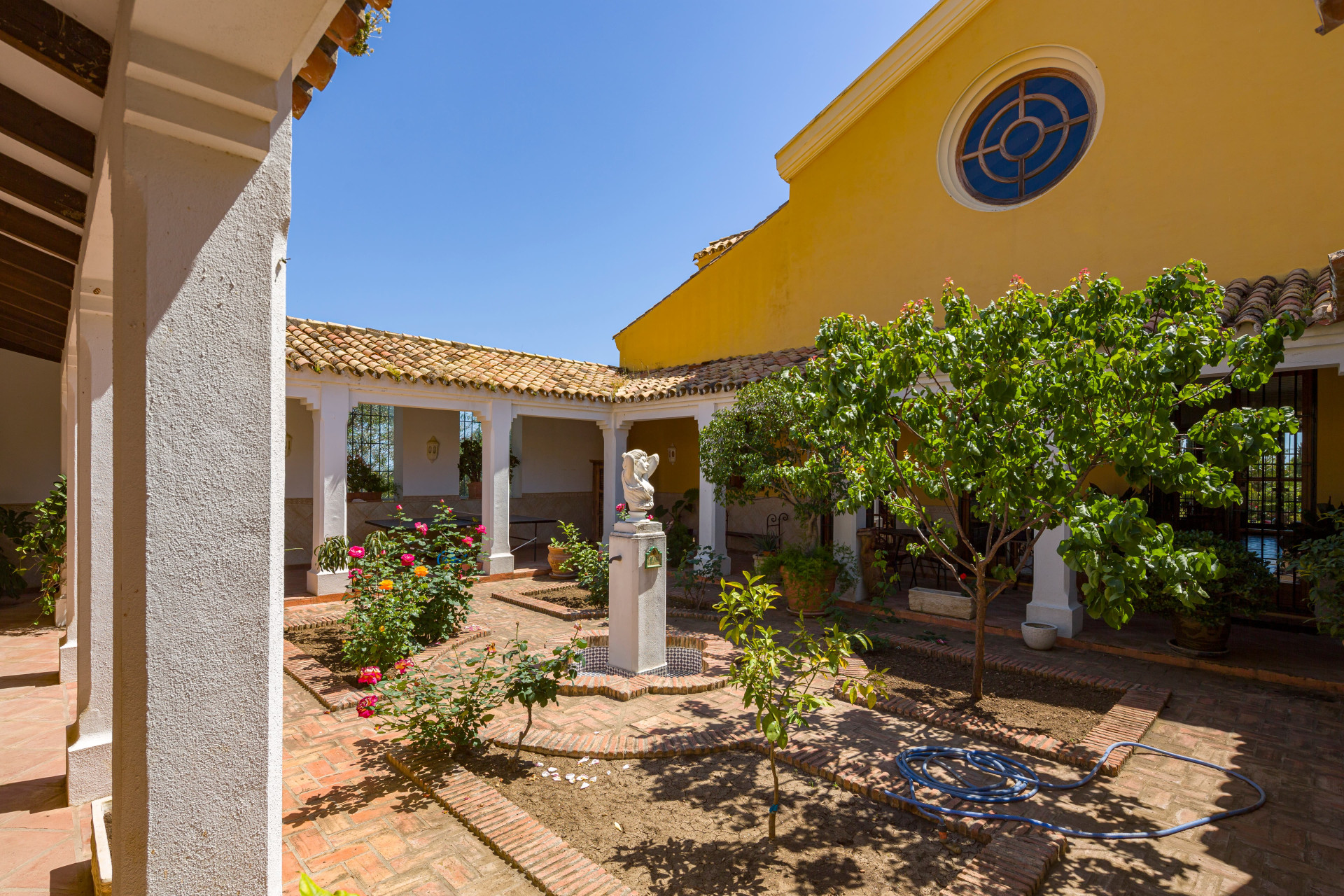 Extraordinaria <b>Villa</b> con vistas panorámicas al mar en Puerto del Almendro, <b>Benahavis</b> - 4