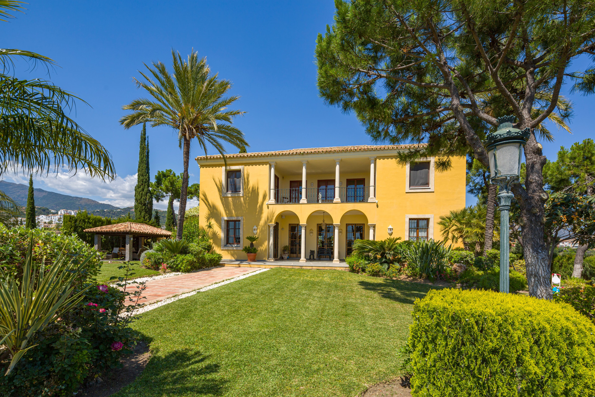 Extraordinaria <b>Villa</b> con vistas panorámicas al mar en Puerto del Almendro, <b>Benahavis</b> - 2