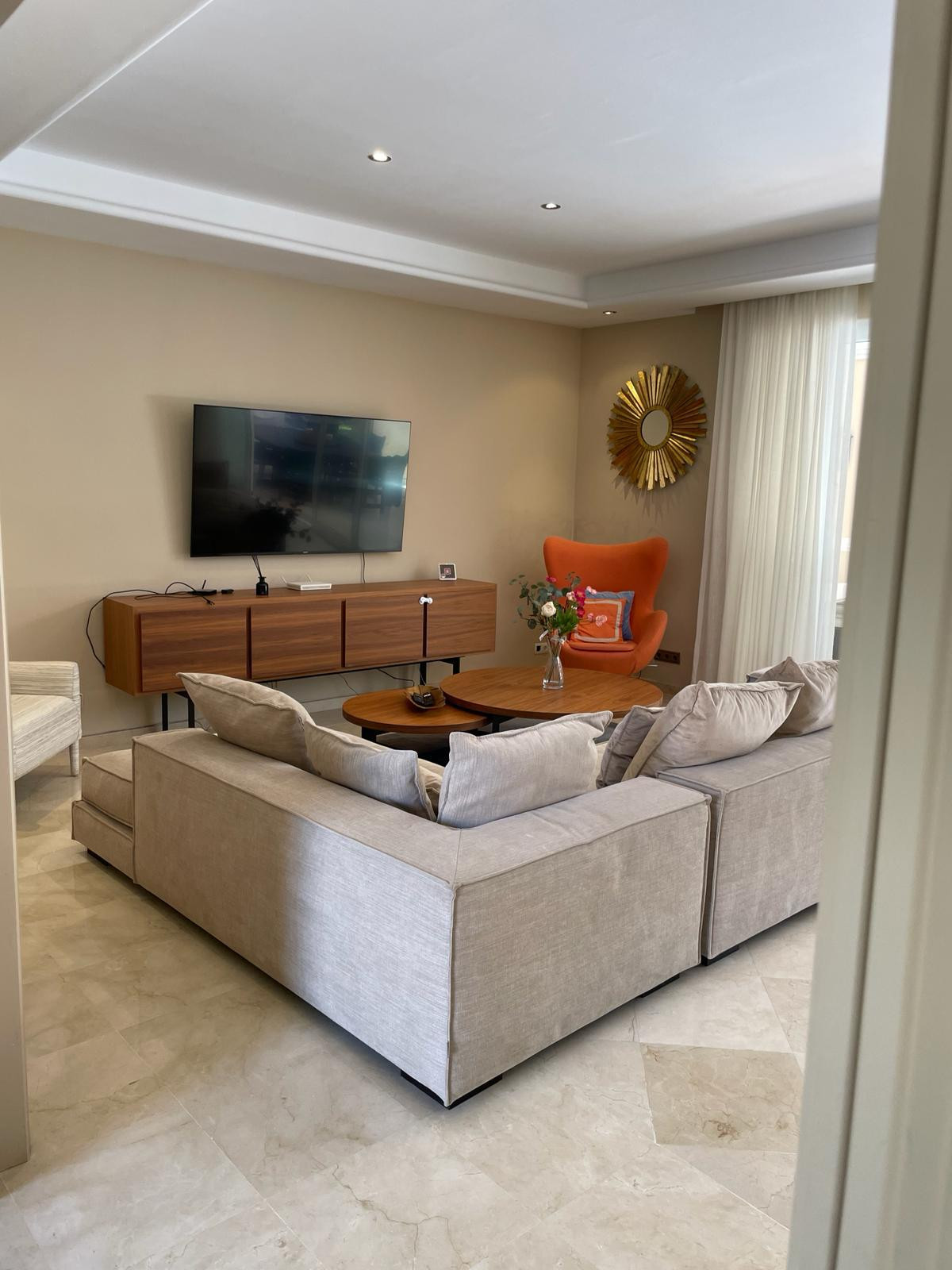 <b>Villa</b> en primera línea de golf en Rio Verde, <b>Marbella Golden Mile</b> - 3