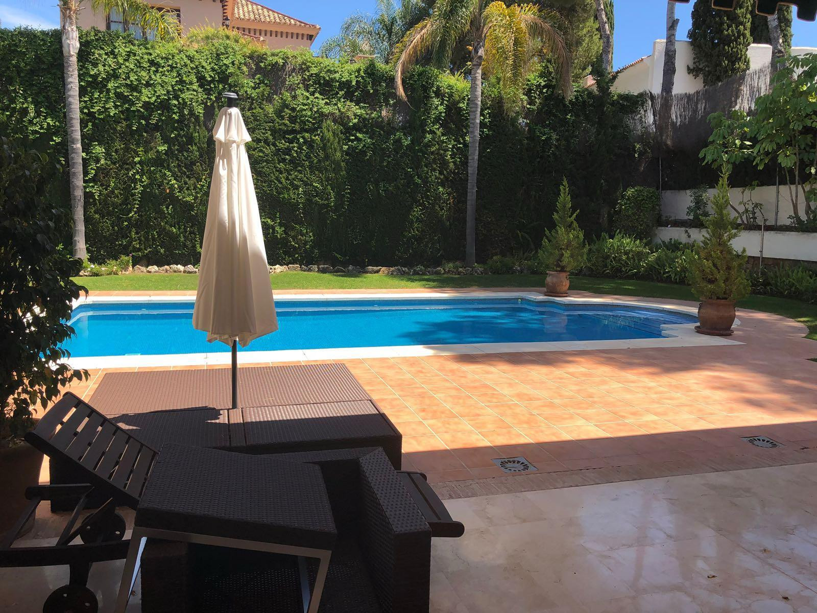 <b>Villa</b> en primera línea de golf en Rio Verde, <b>Marbella Golden Mile</b> - 2
