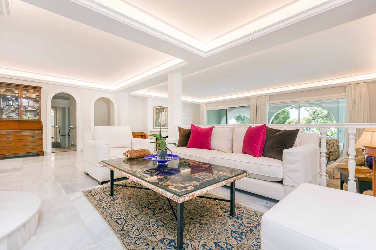 Frontline golf <b>Villa</b> with mountain views in Rio Real, <b>Marbella Este</b> - 3