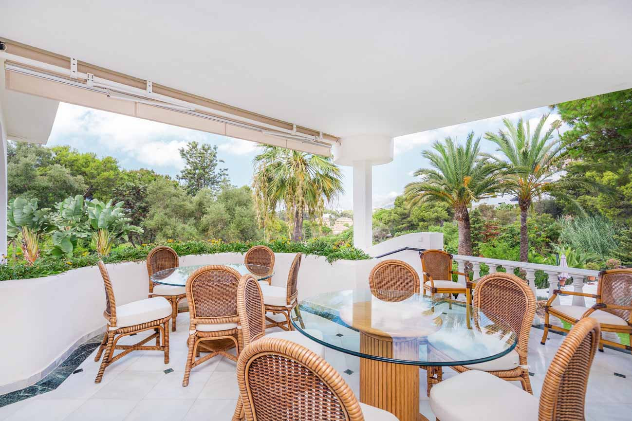 Frontline golf <b>Villa</b> with mountain views in Rio Real, <b>Marbella Este</b> - 2