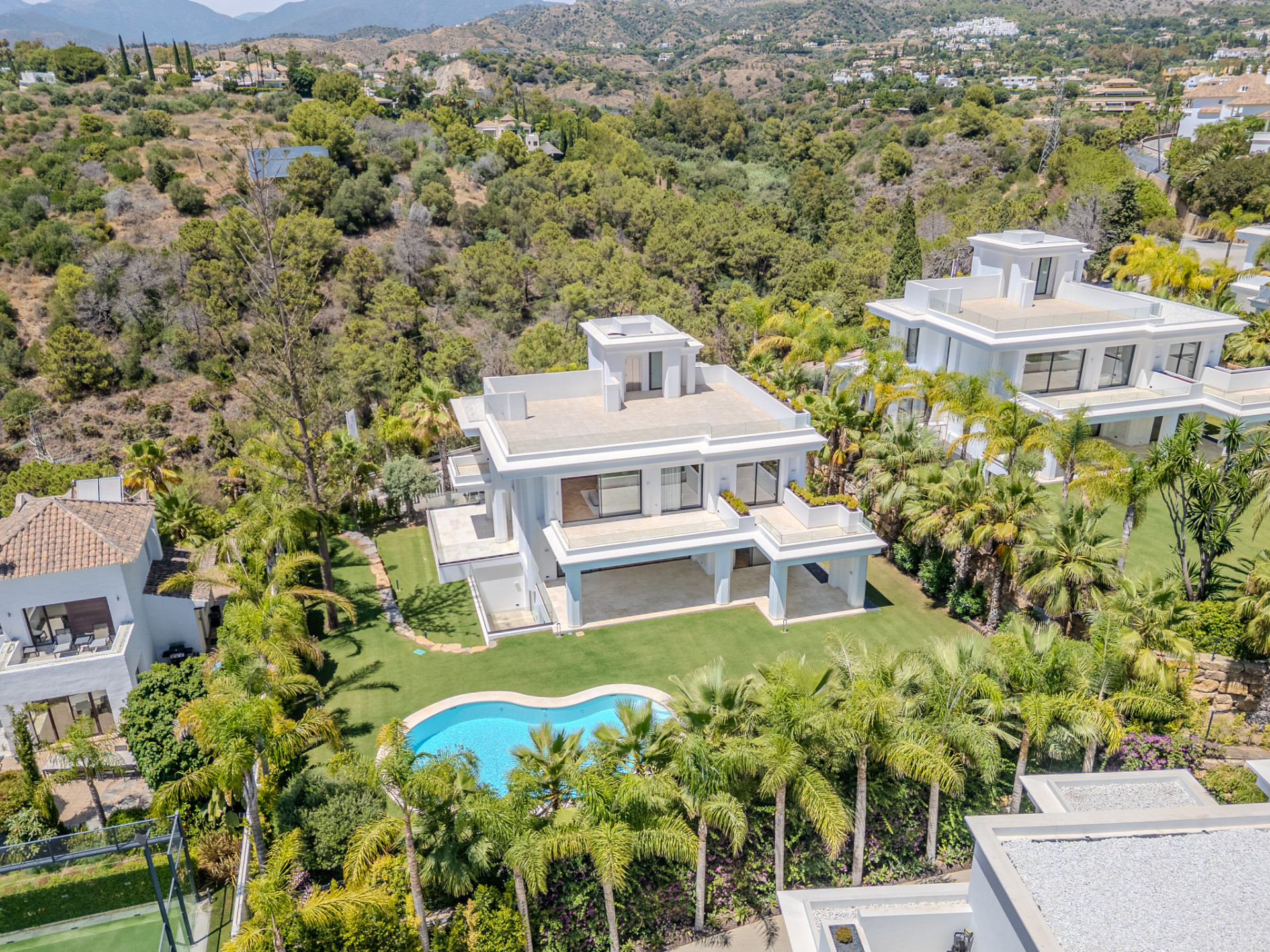 Exclusivas villas de lujo con vistas al mar en la Milla de Oro de Marbella