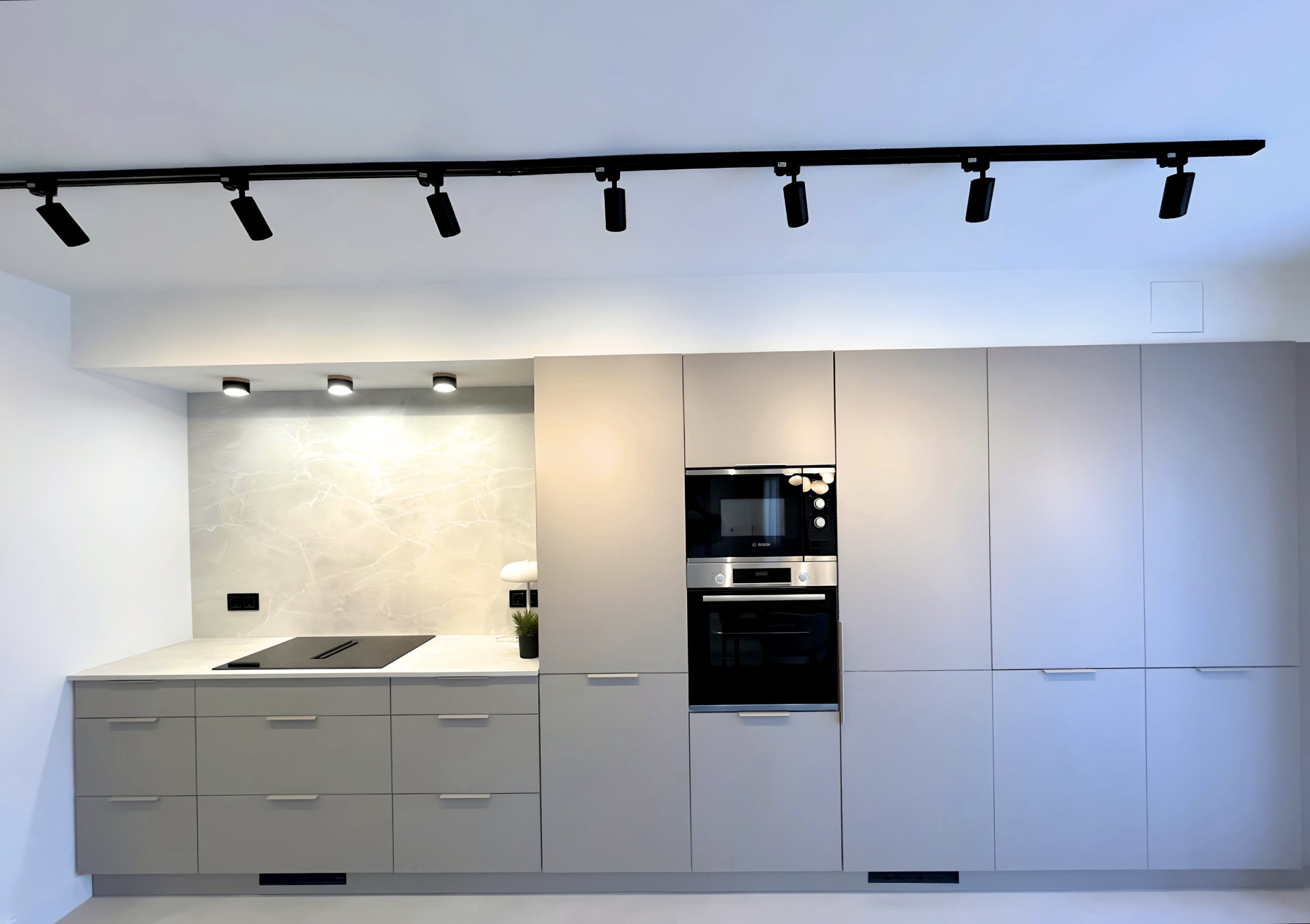 Elegante apartamento en planta baja con jardín privado en Nueva Andalucía