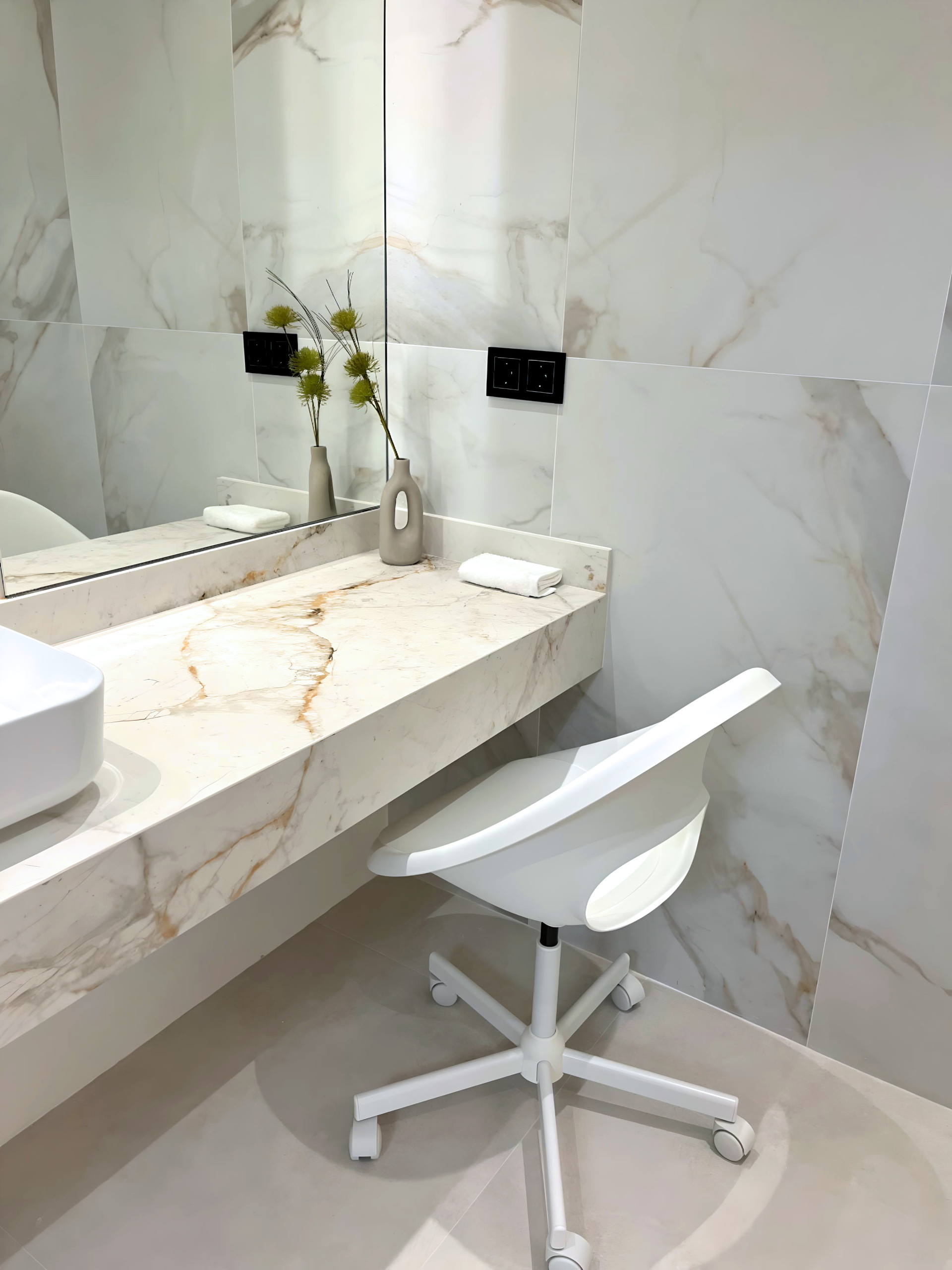 Elegante apartamento en planta baja con jardín privado en Nueva Andalucía