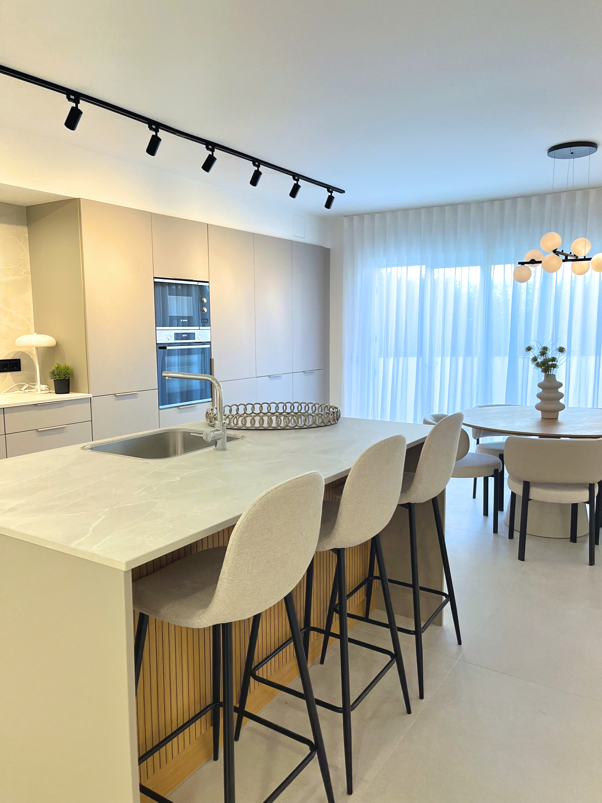 Elegante apartamento en planta baja con jardín privado en Nueva Andalucía