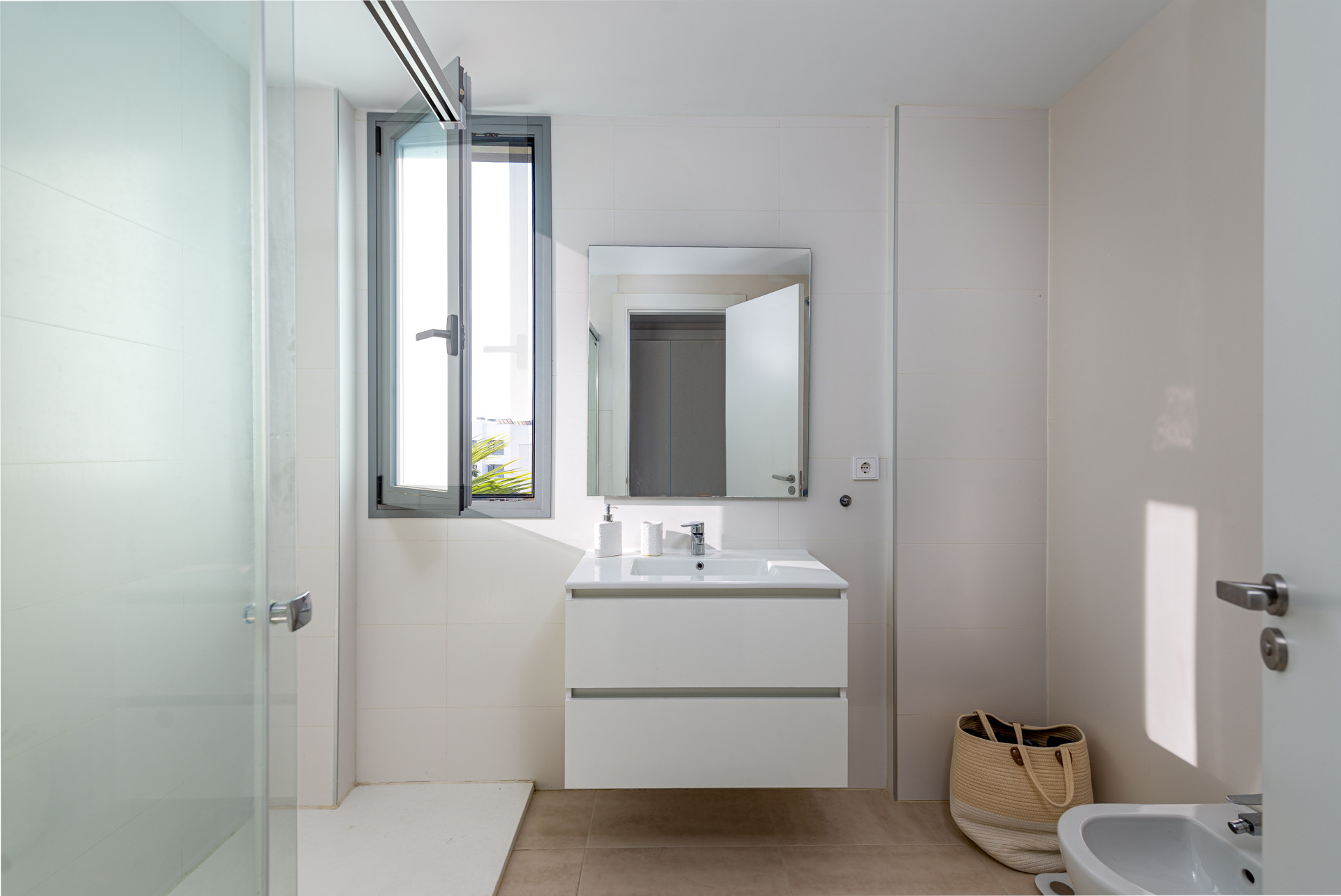 Brand New Modern Apartment with Top Amenities in Selwo Estepona