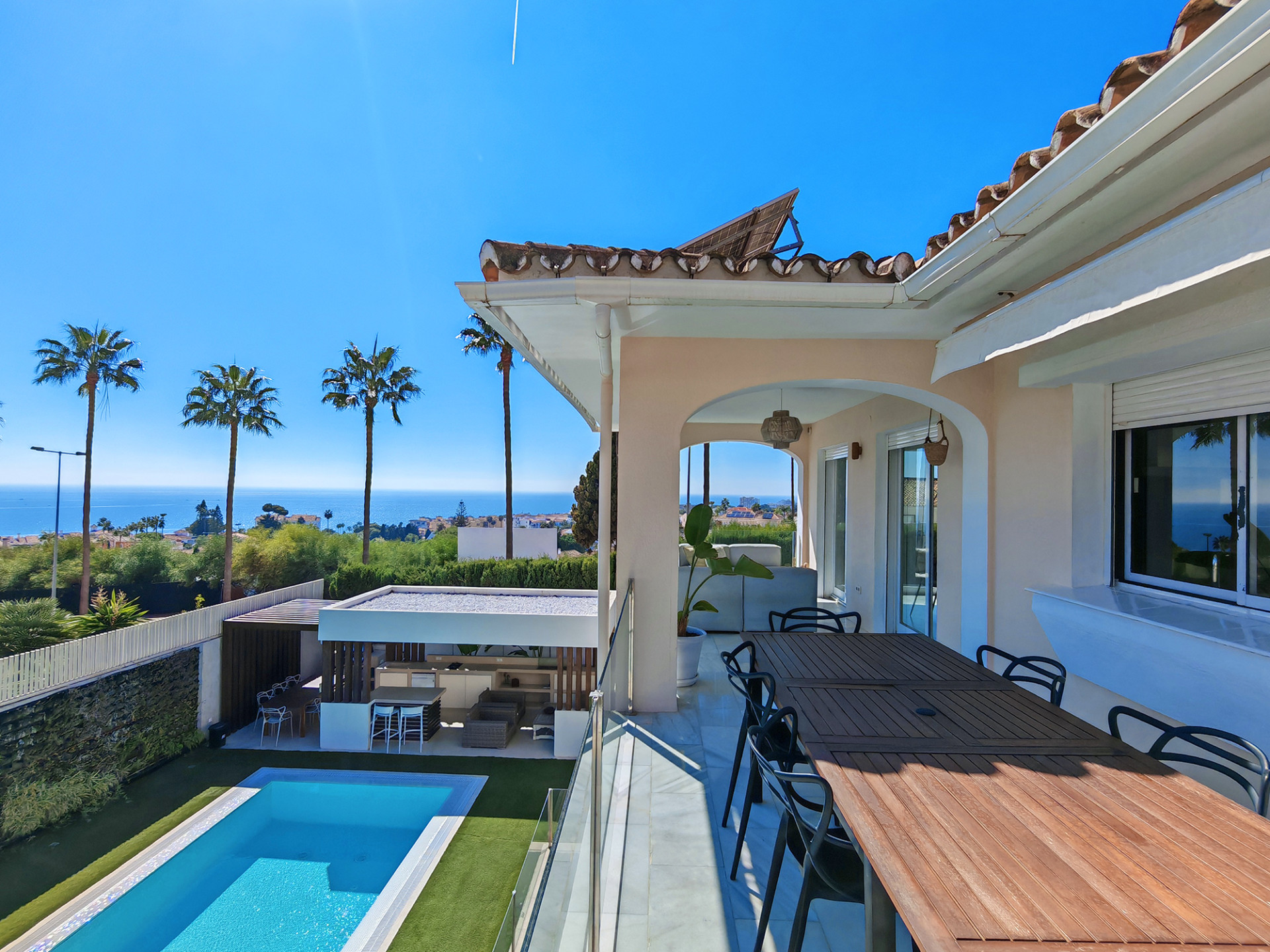 Four-bedroom villa for sale in Riviera del Sol, Mijas Costa with panoramic sea views and independent guest apartment