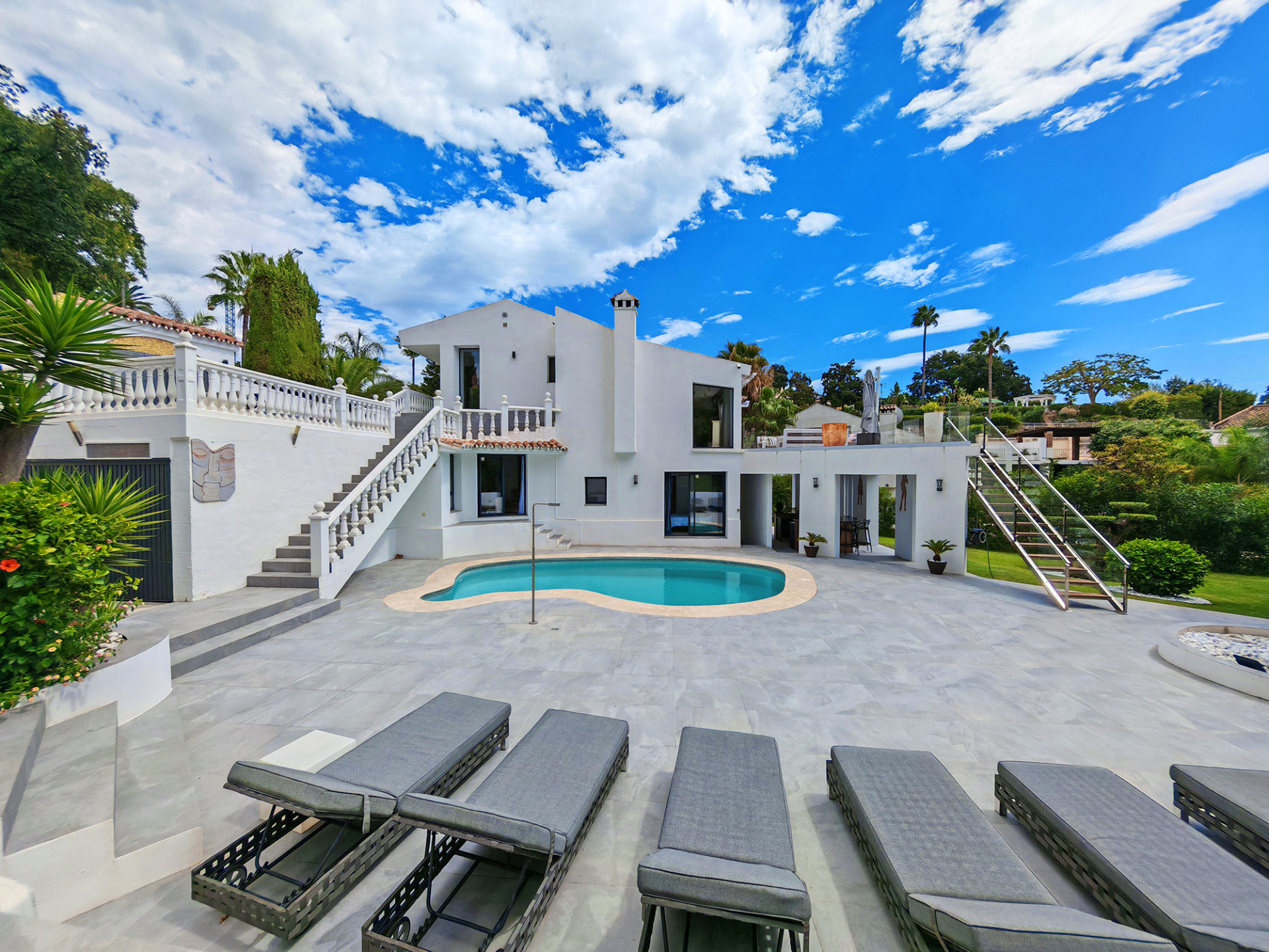 South-facing villa for sale in El Rosario, Marbella on a spacious plot with private pool and garden