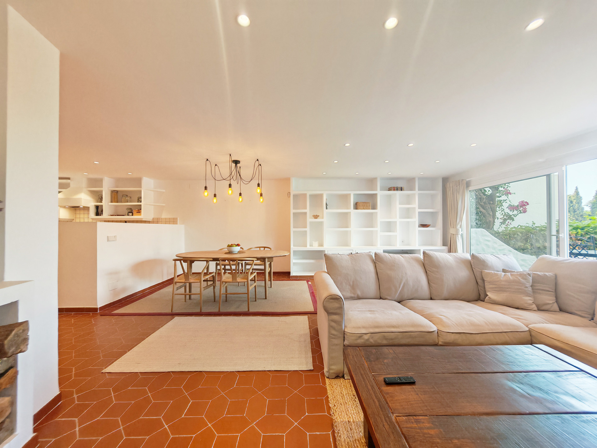 Four-bedroom mid townhouse for sale in Los Altos de Marbella with private garden and sea views