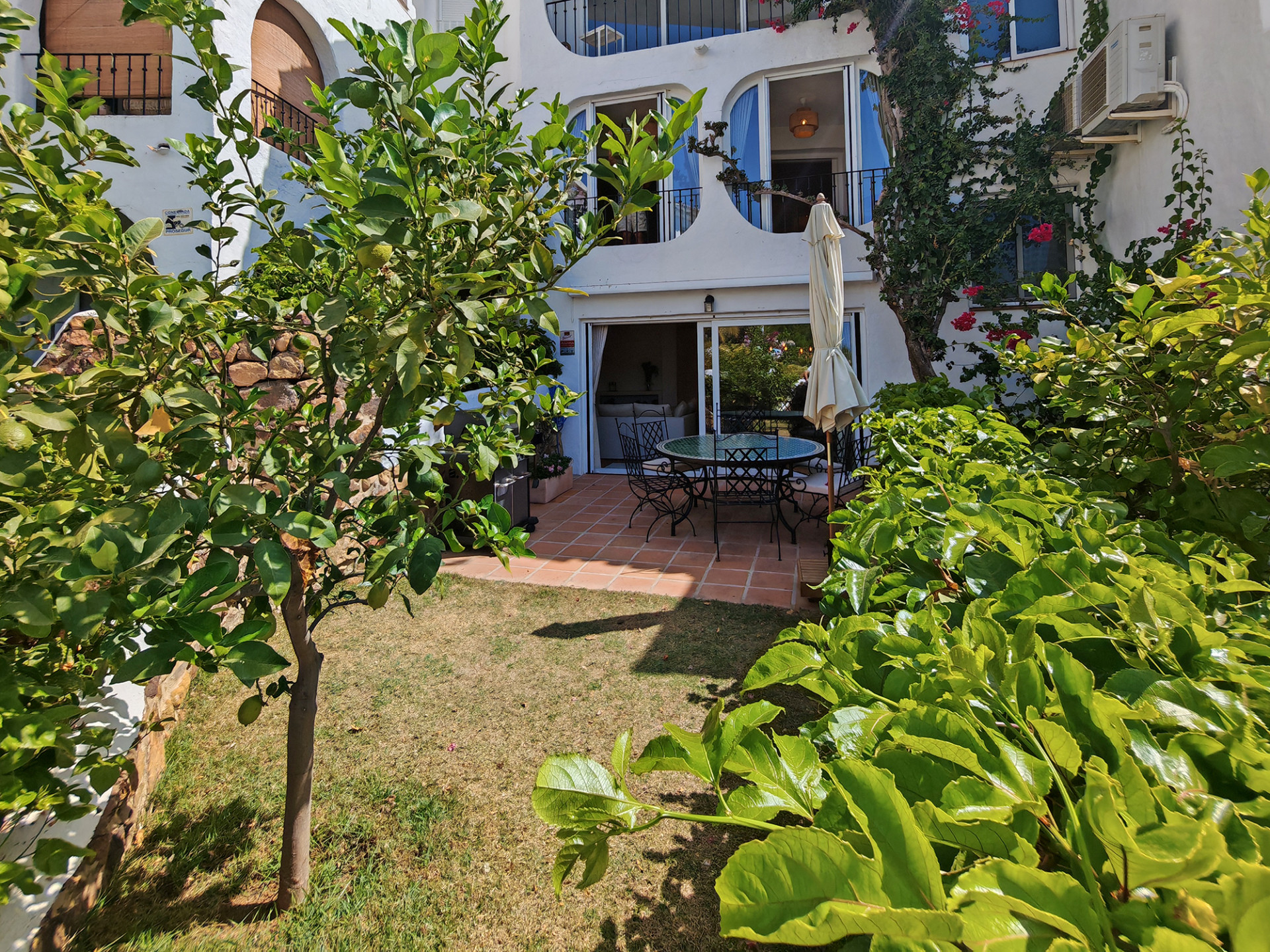 Four-bedroom townhouse for sale in Los Altos de Marbella with private garden and sea views