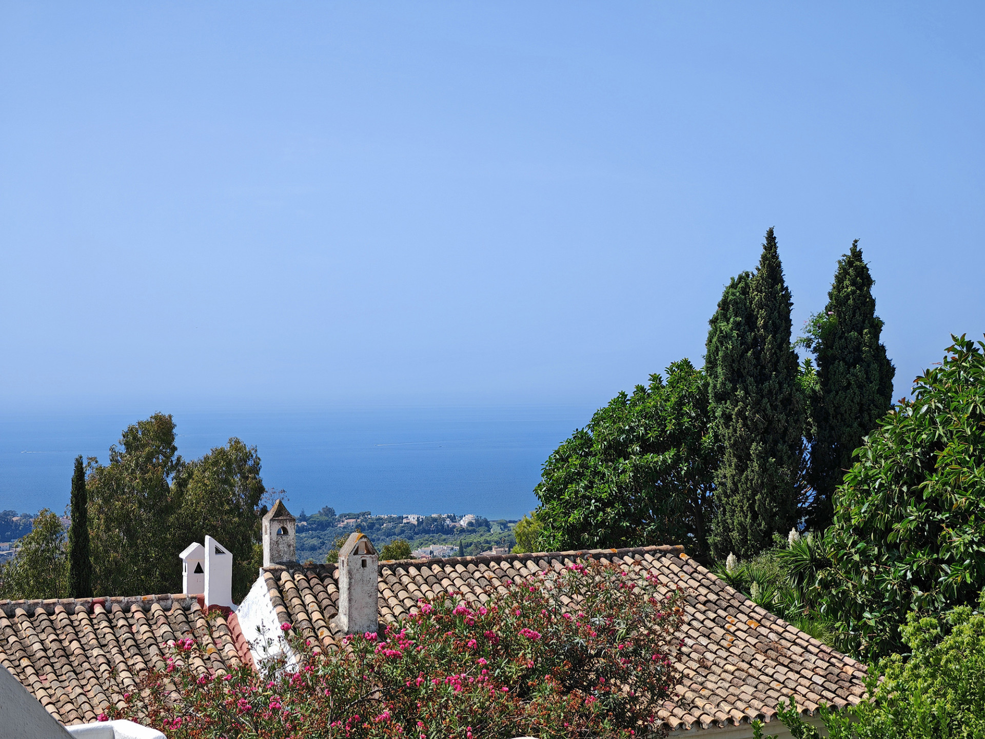 Four-bedroom mid townhouse for sale in Los Altos de Marbella with private garden and sea views