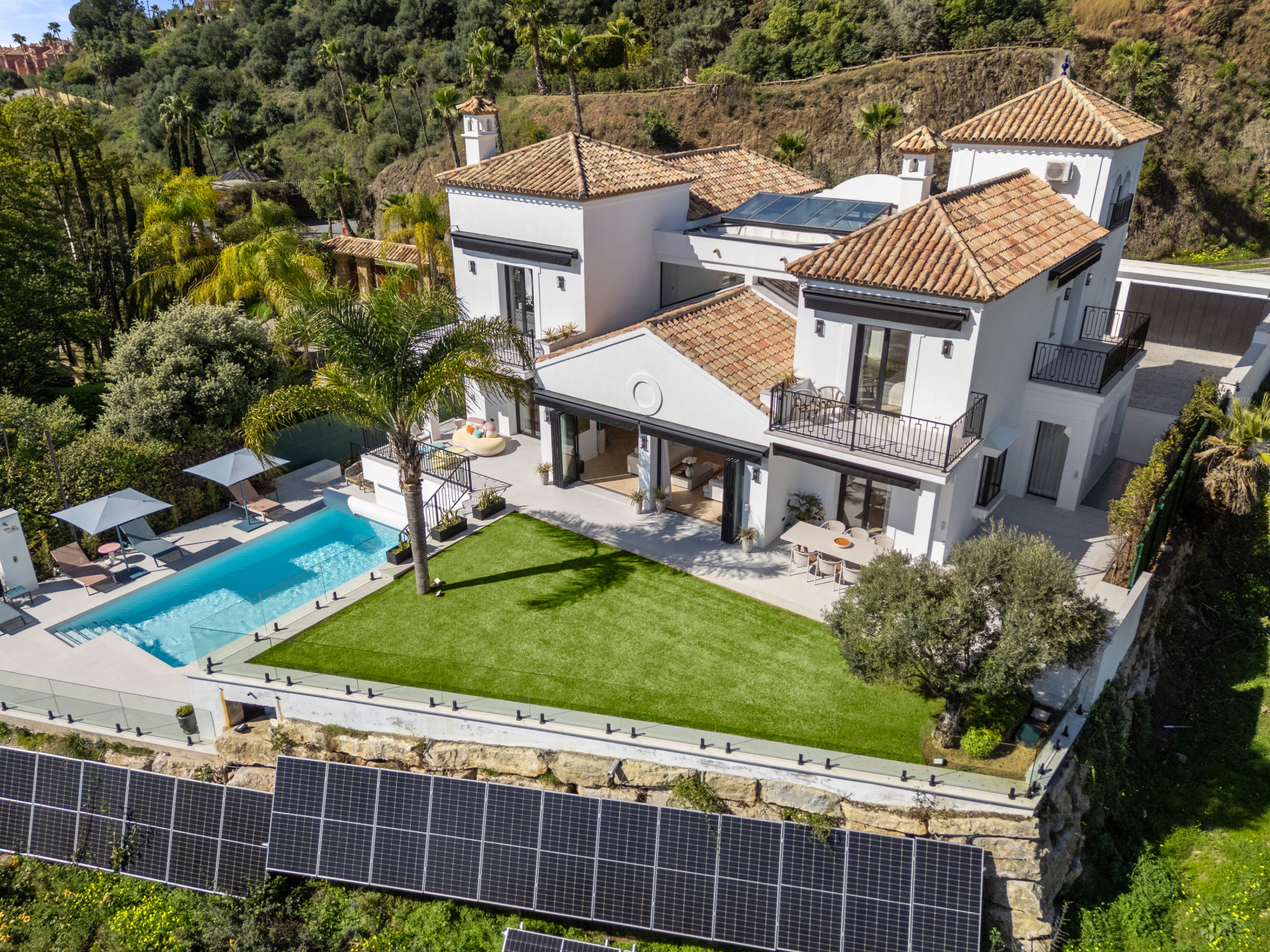 Luxury villa in Monte Halcones, Benahavís with panoramic sea and mountain views, heated pool, spa, gym and five bedrooms on a 1,030 m² plot.