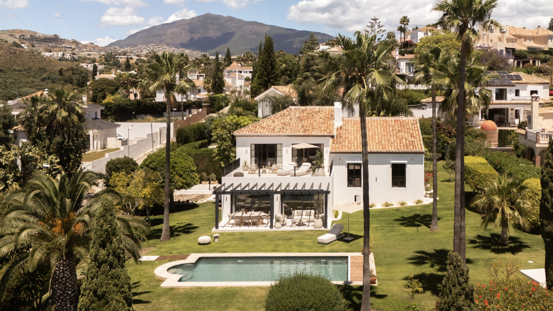 Beautifully refurbished villa for sale in Paraíso Alto, Benahavís with contemporary interiors and heated pool