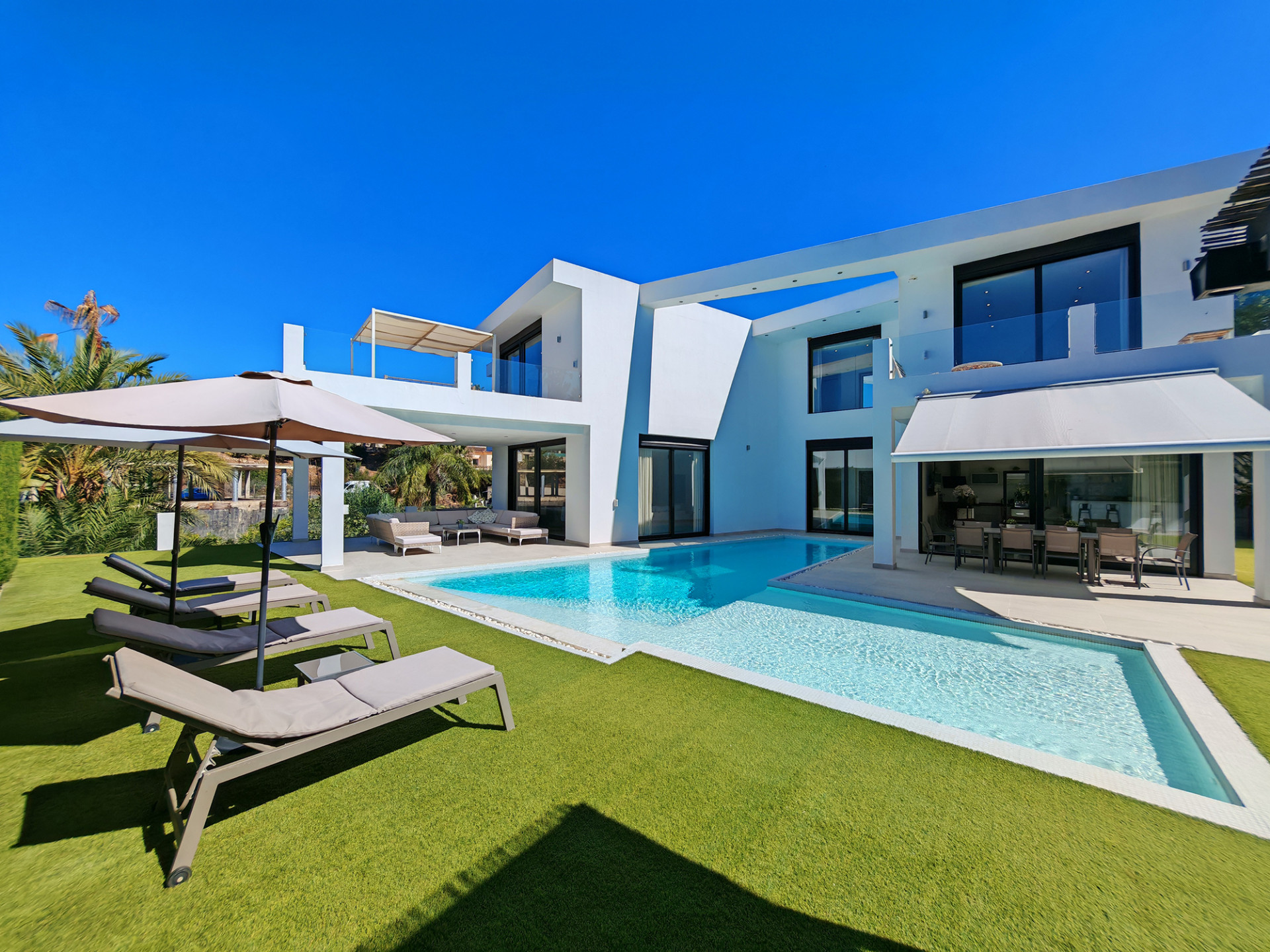 Luxury five-bedroom villa for sale in El Rosario, Marbella East with private pool