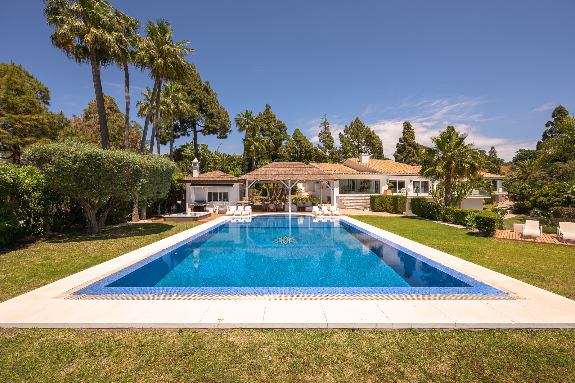 South-facing villa in Las Chapas, Marbella East with sea views, seven bedrooms, private pool, garden and 190 m² of terraces.