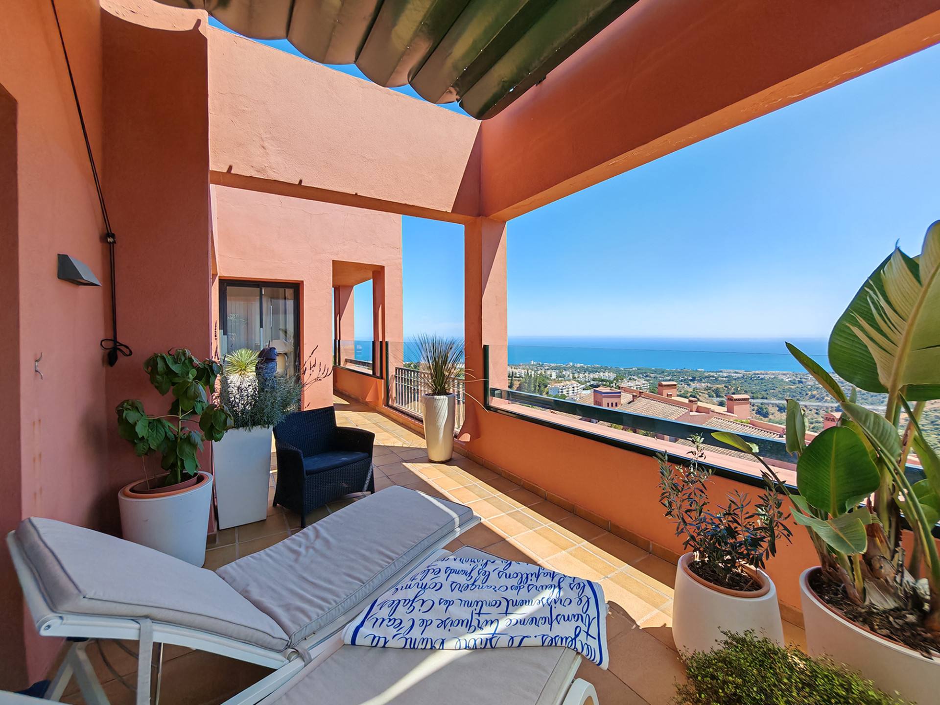 Luxury apartment for sale in Sitio de Calahonda, Mijas Costa with panoramic sea views